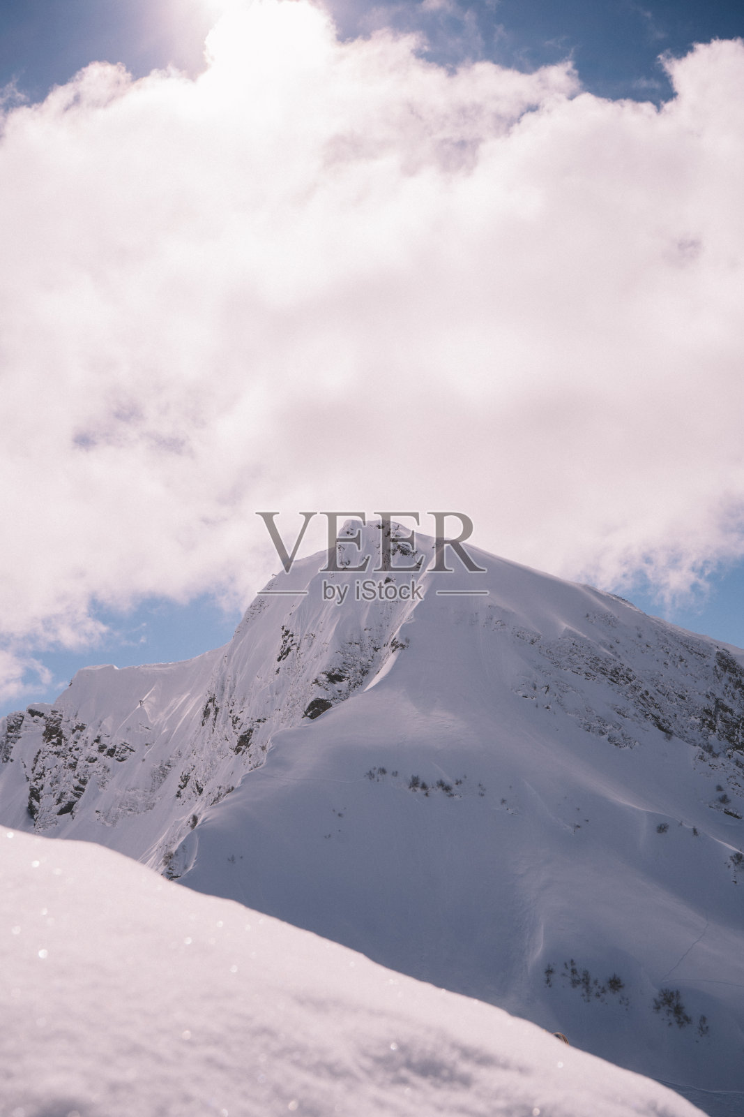 山峰被雪覆盖着照片摄影图片