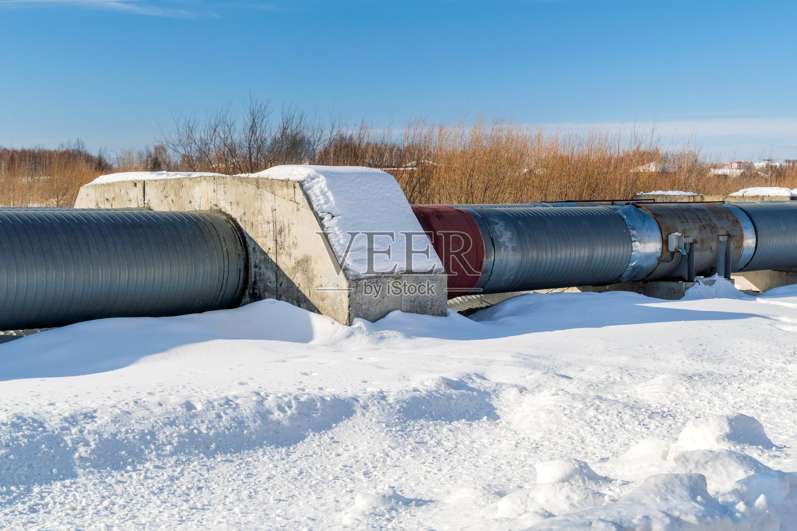 工业区加热线，钢质管道和储罐，冬天时，蓝天碧水照片摄影图片