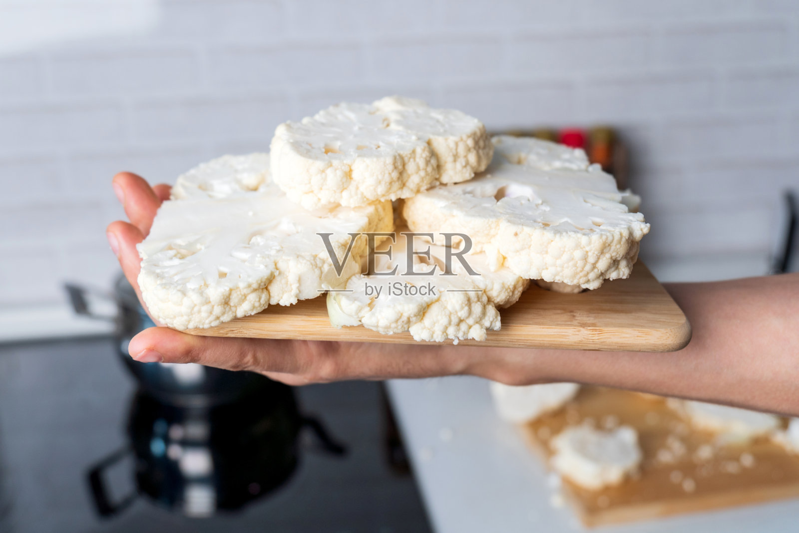 健康的花椰菜牛排，植物性饮食。素食有机食品。有选择性的重点照片摄影图片