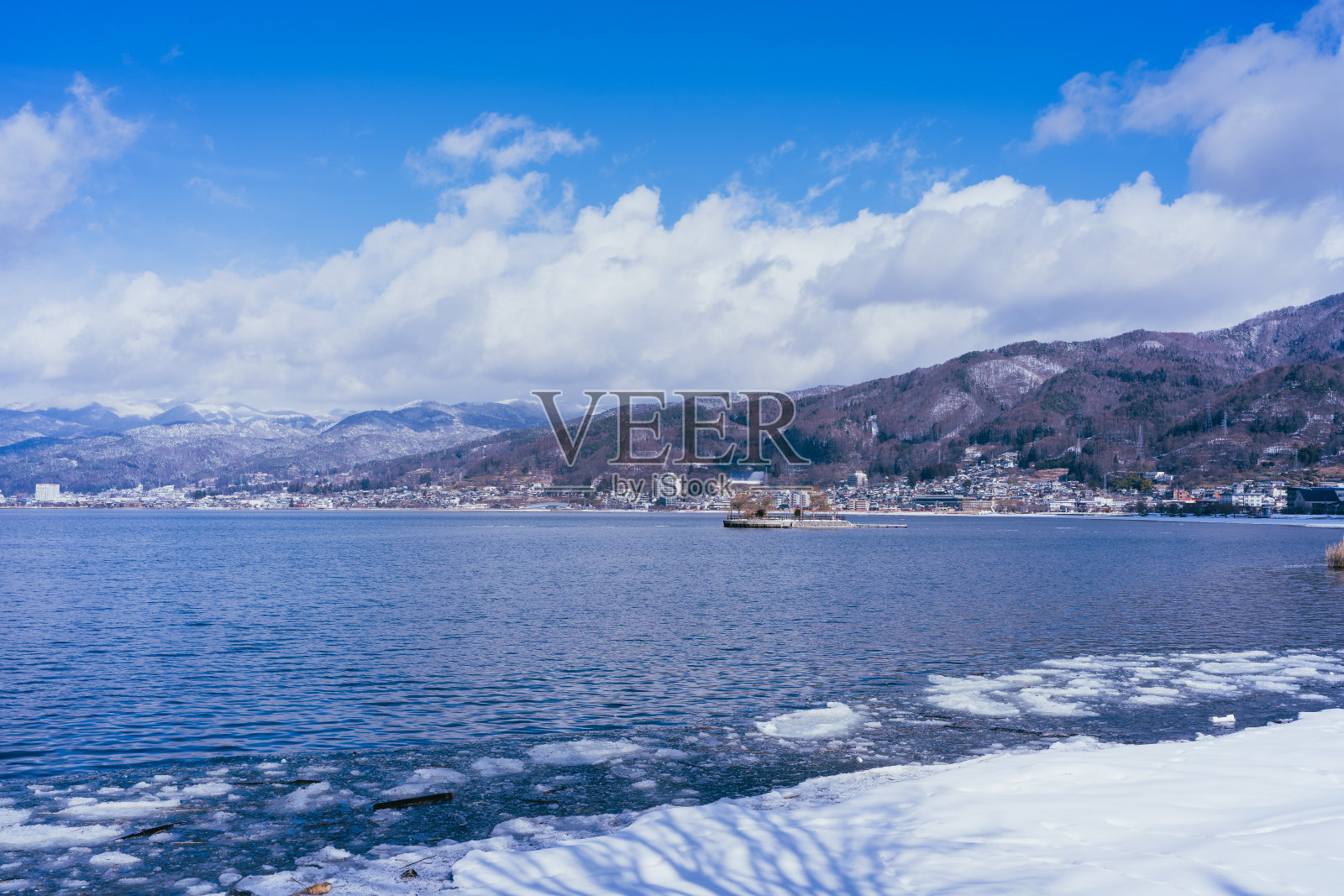 2022年2月，冬季碧空的苏瓦湖照片摄影图片