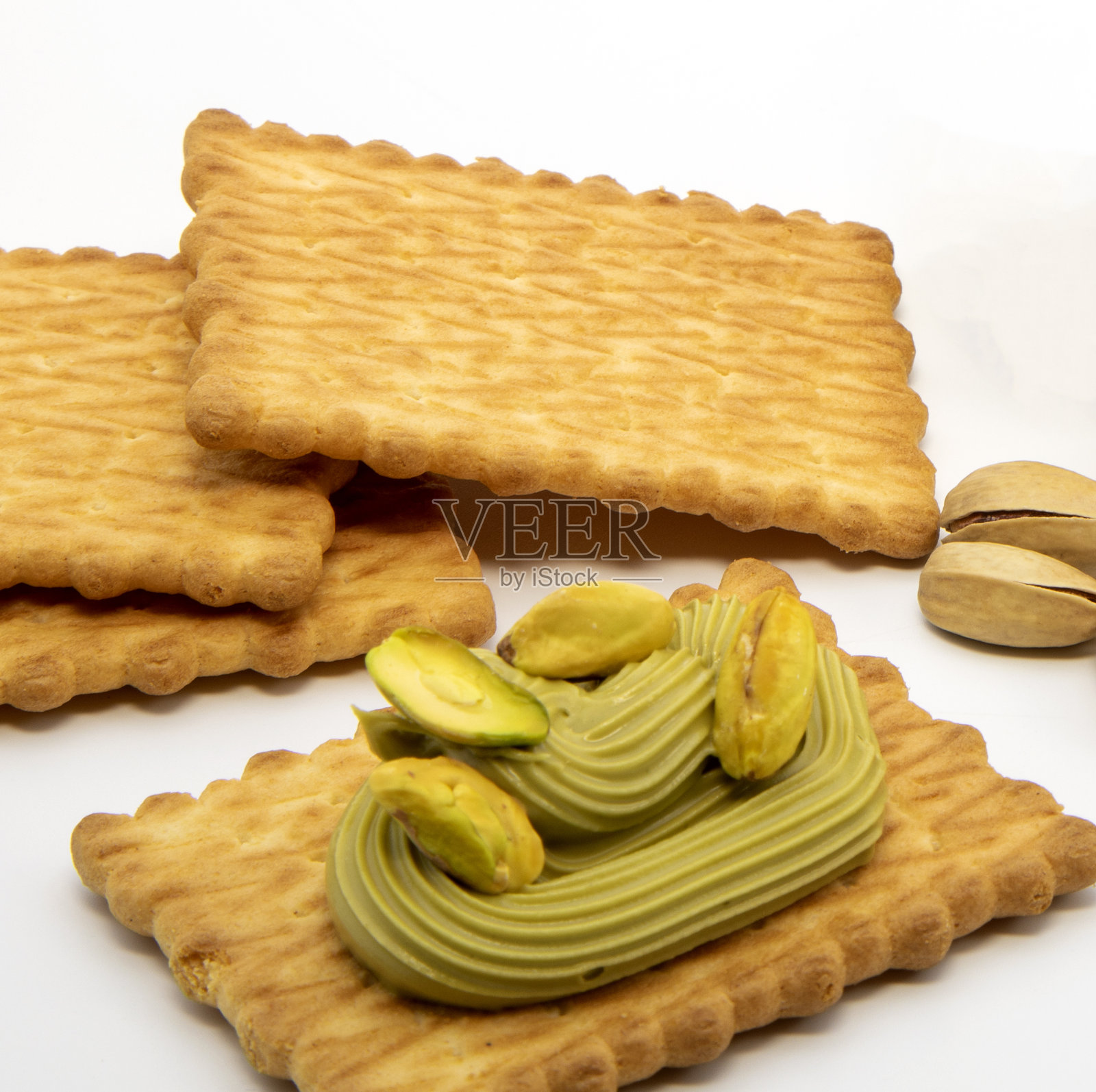 早餐饼干开心果黄油白色背景。照片摄影图片