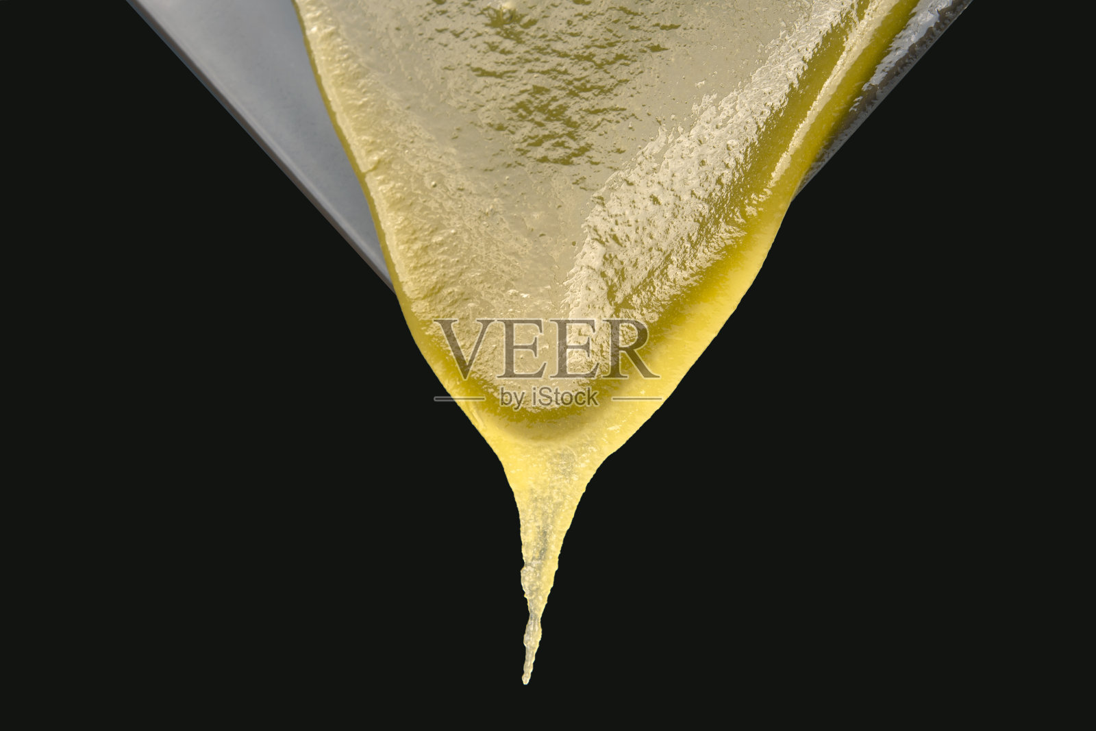 新鲜的花蜜从盘子里流出来。维生素有机食品照片摄影图片