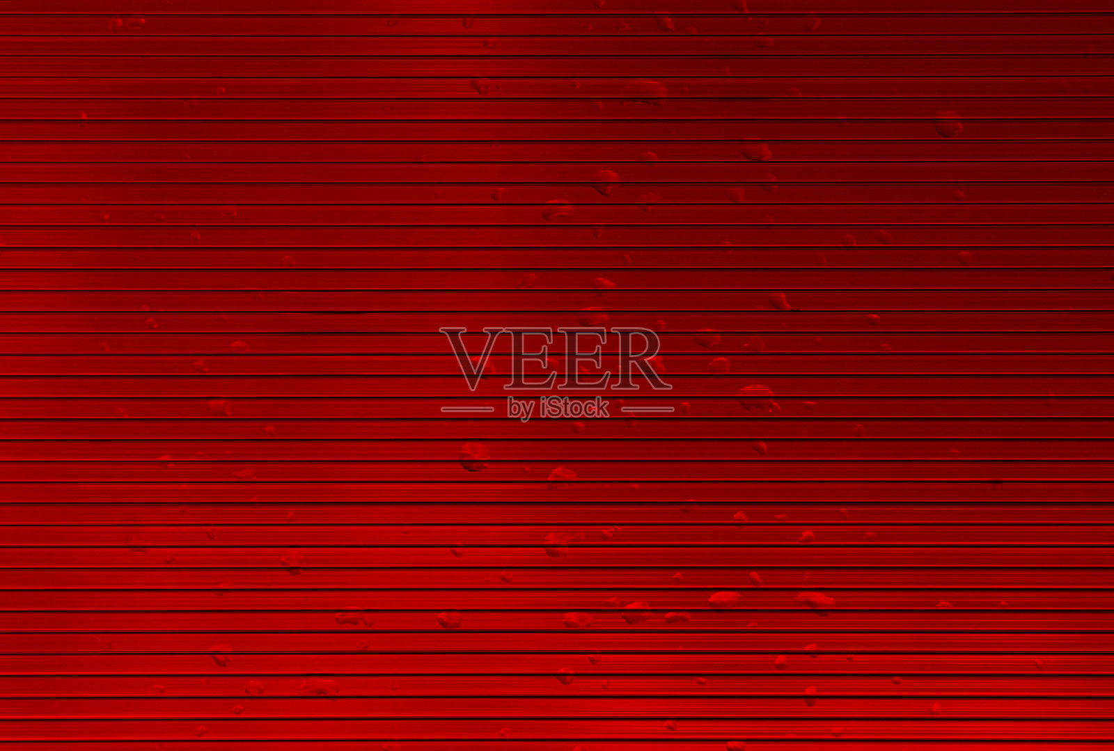 许多水滴在红色阴影的条纹透明表面上照片摄影图片