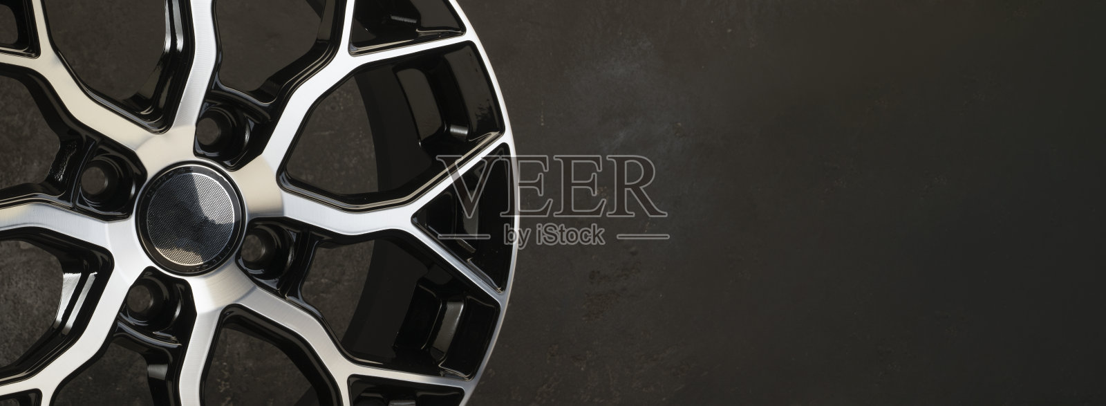 新的黑色合金车轮上的黑色纹理背景。车轮为汽车零配件汽车修理轮胎店，复制空间全景空照片摄影图片