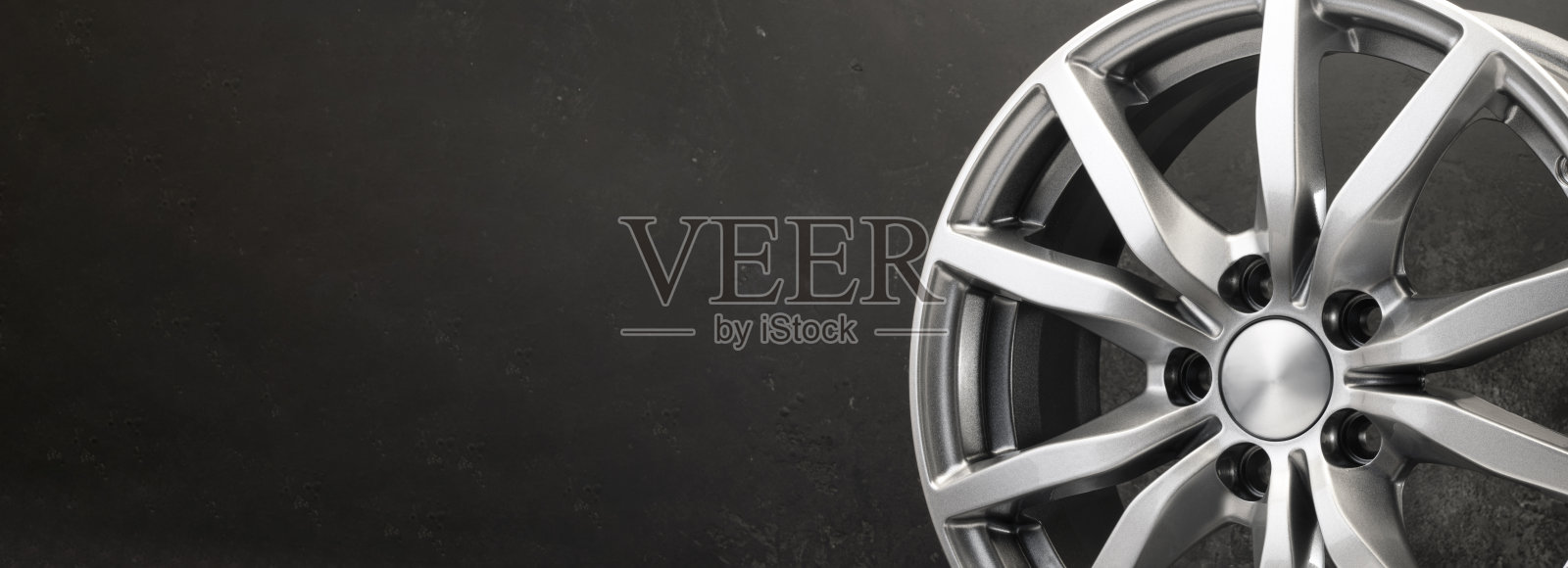 新的灰色合金车轮上的黑色纹理背景。车轮，复制空间全景空空间照片摄影图片