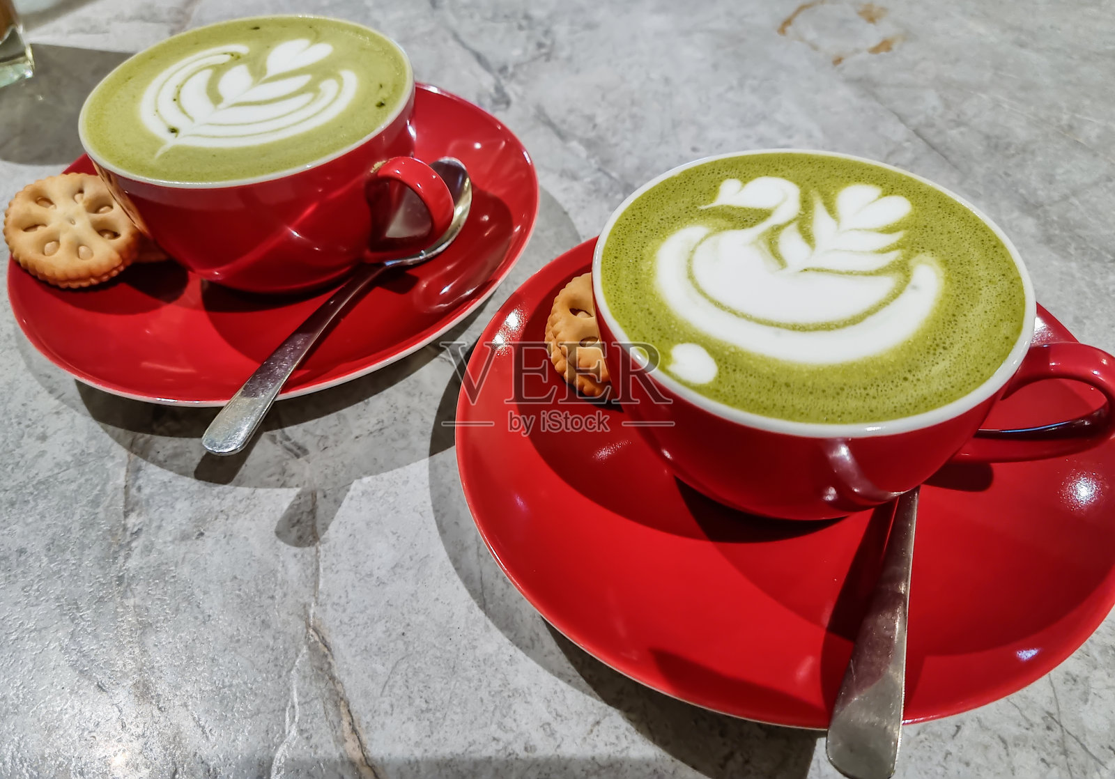 两杯抹茶拿铁照片摄影图片