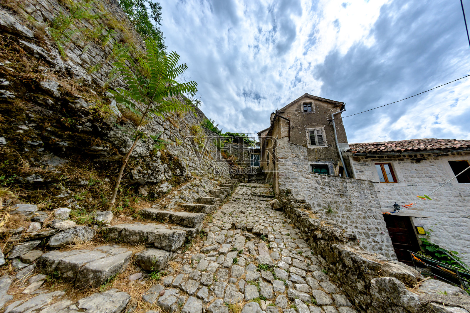 沿着科托尔圣伊万要塞的石阶爬上山顶照片摄影图片