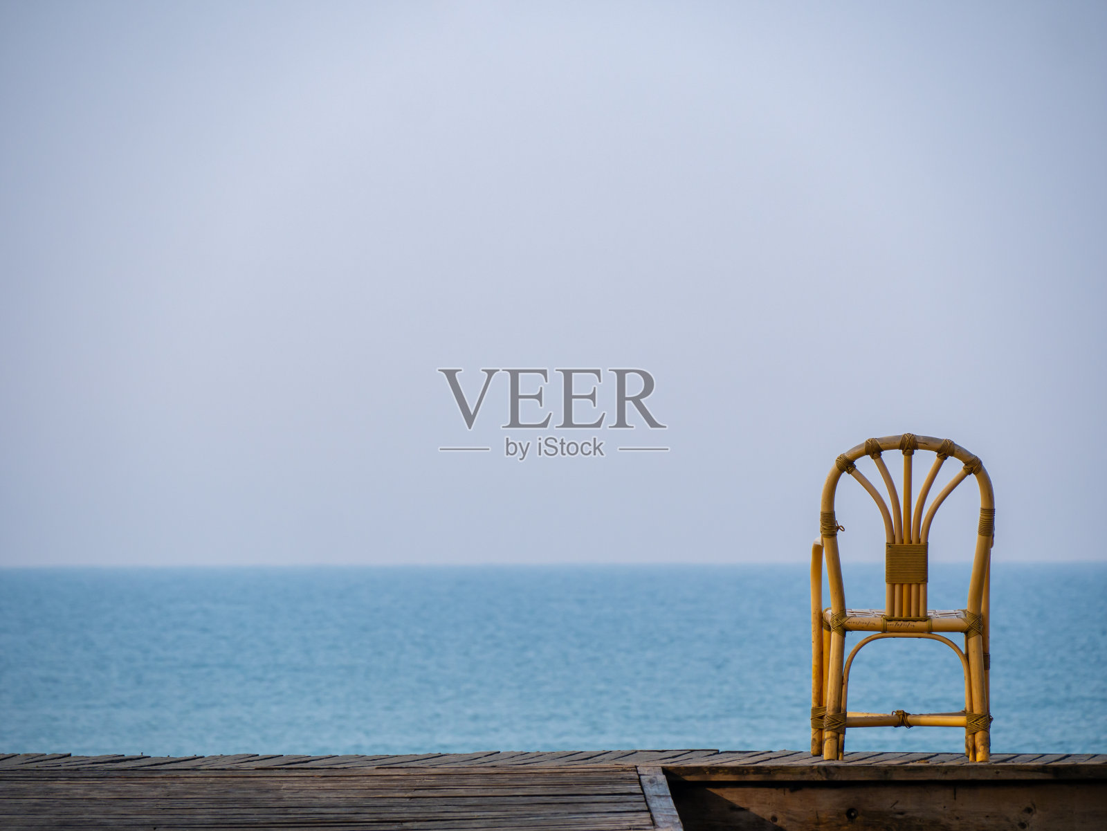 阿拉伯海为背景的木椅。照片摄影图片