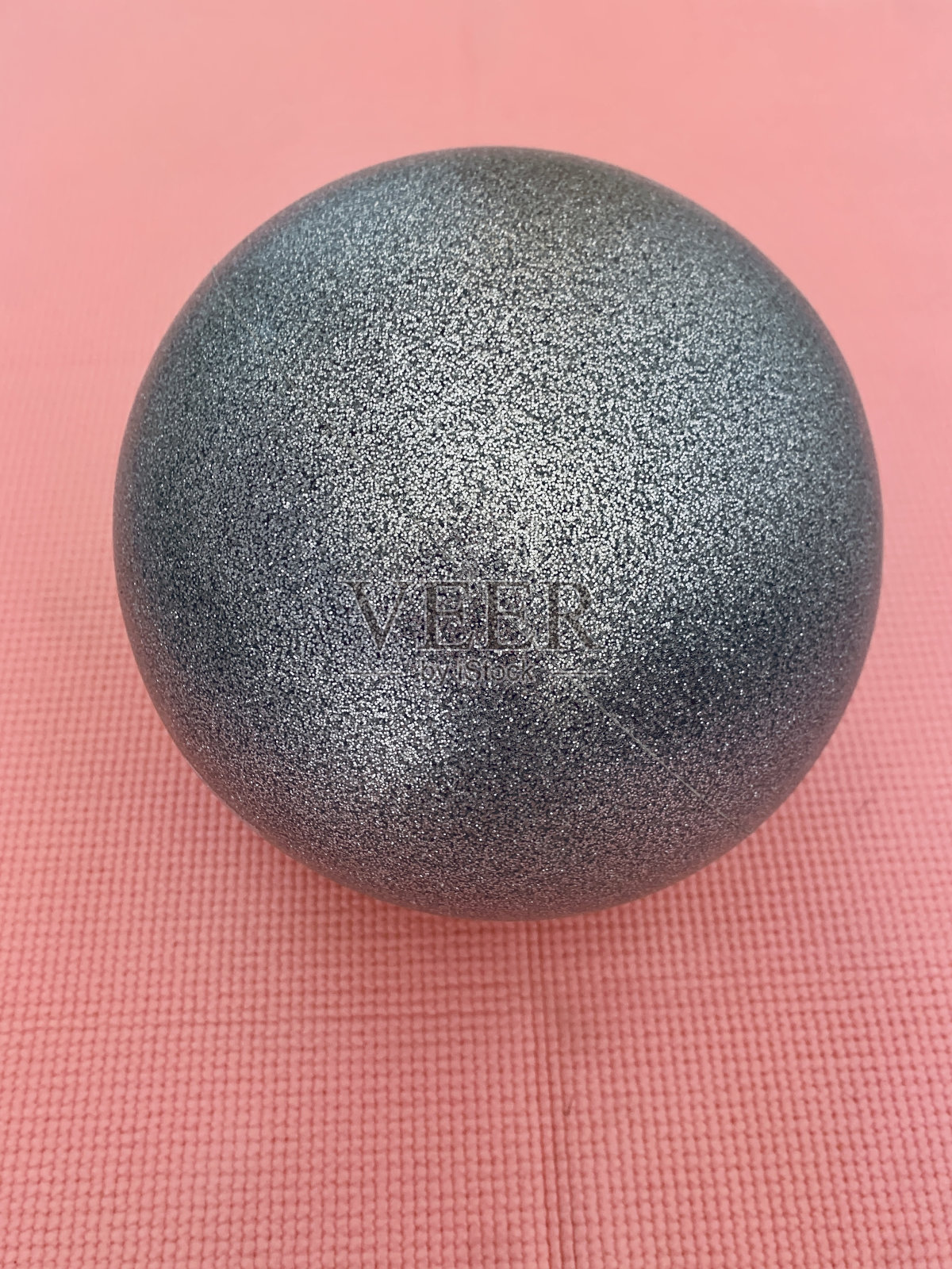 粉色垫子上的银色健身球照片摄影图片