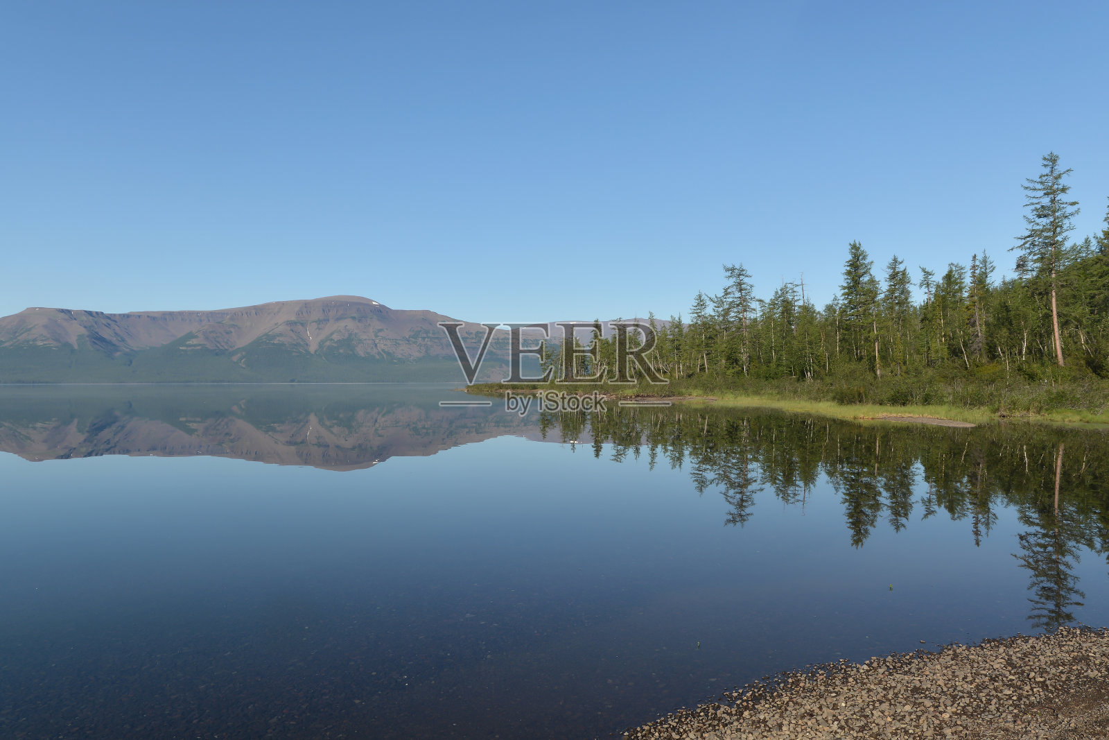 普托拉那高原，一个高山湖泊。照片摄影图片