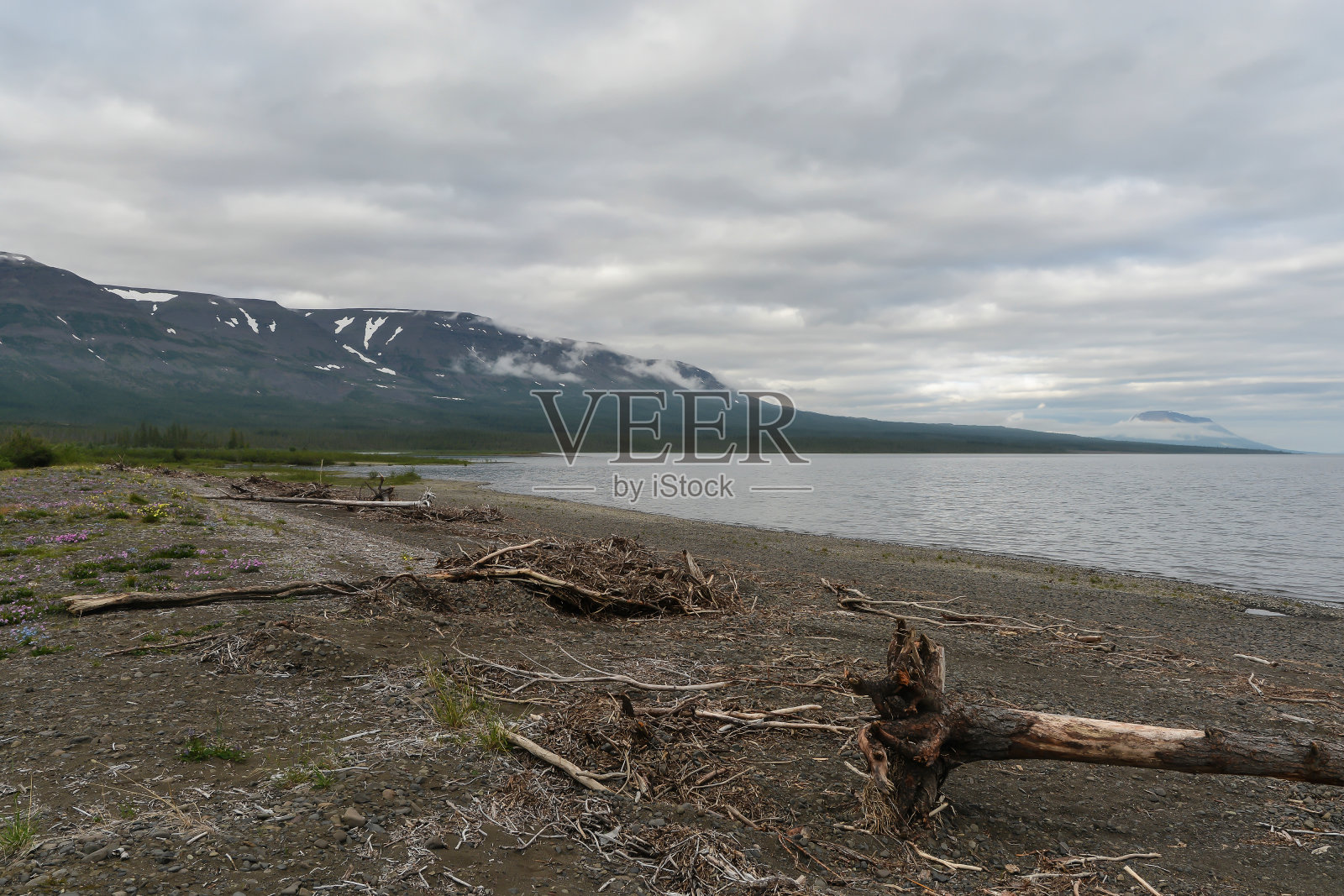 普托拉那高原，一个高山湖泊。照片摄影图片