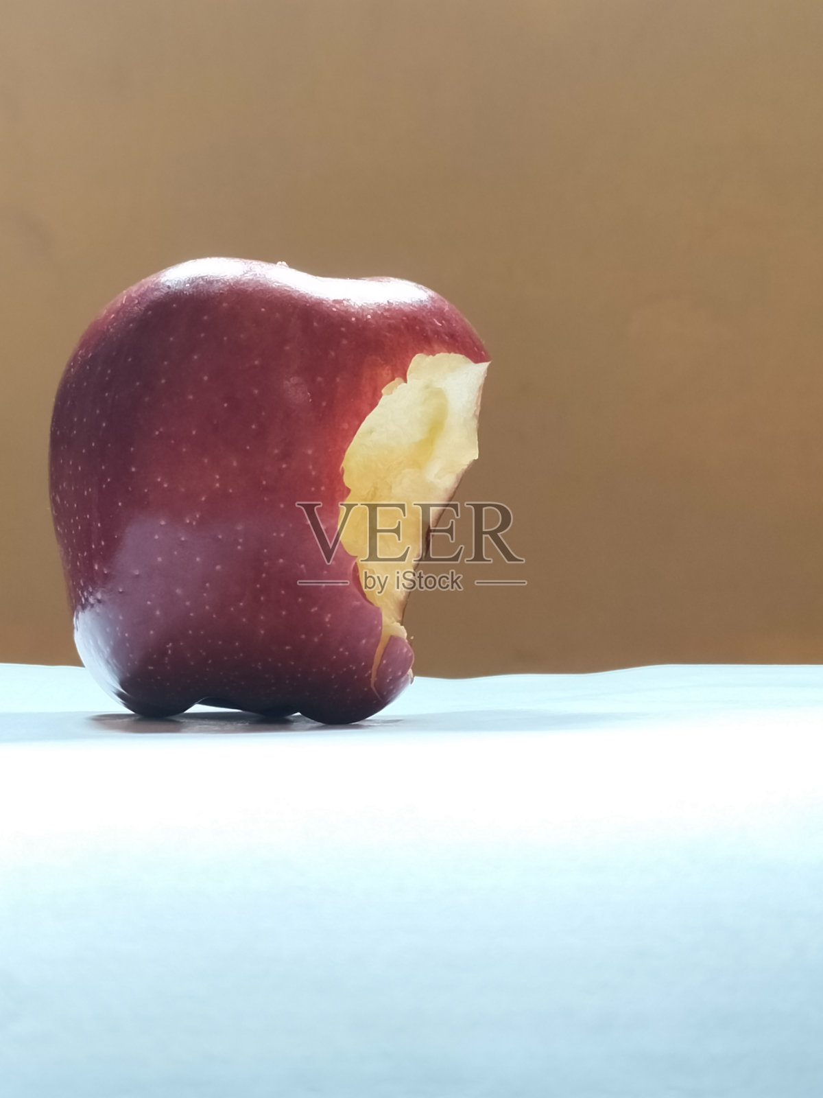 咬苹果照片摄影图片