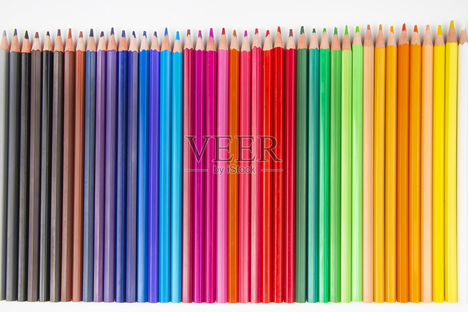 在白色背景上画画用的彩色铅笔。教育和创造力。休闲和艺术照片摄影图片