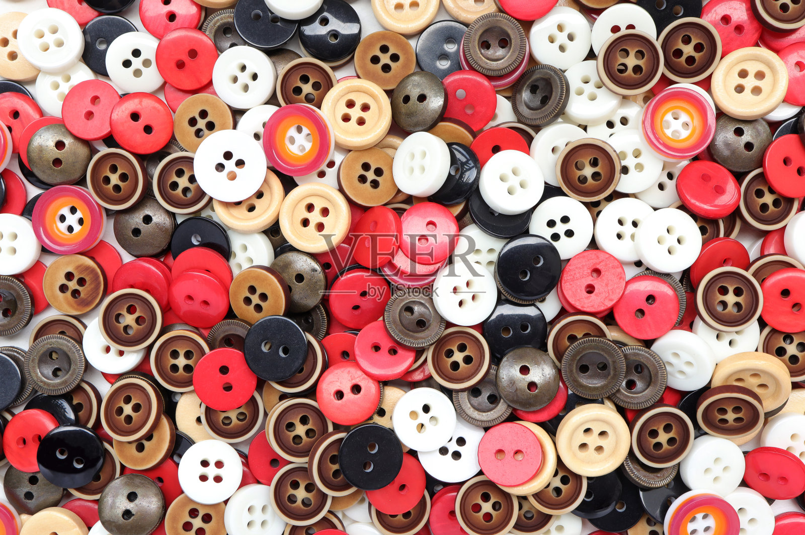彩色钮扣背景，缝纫钮扣在白色背景。概念工艺和针线活。照片摄影图片
