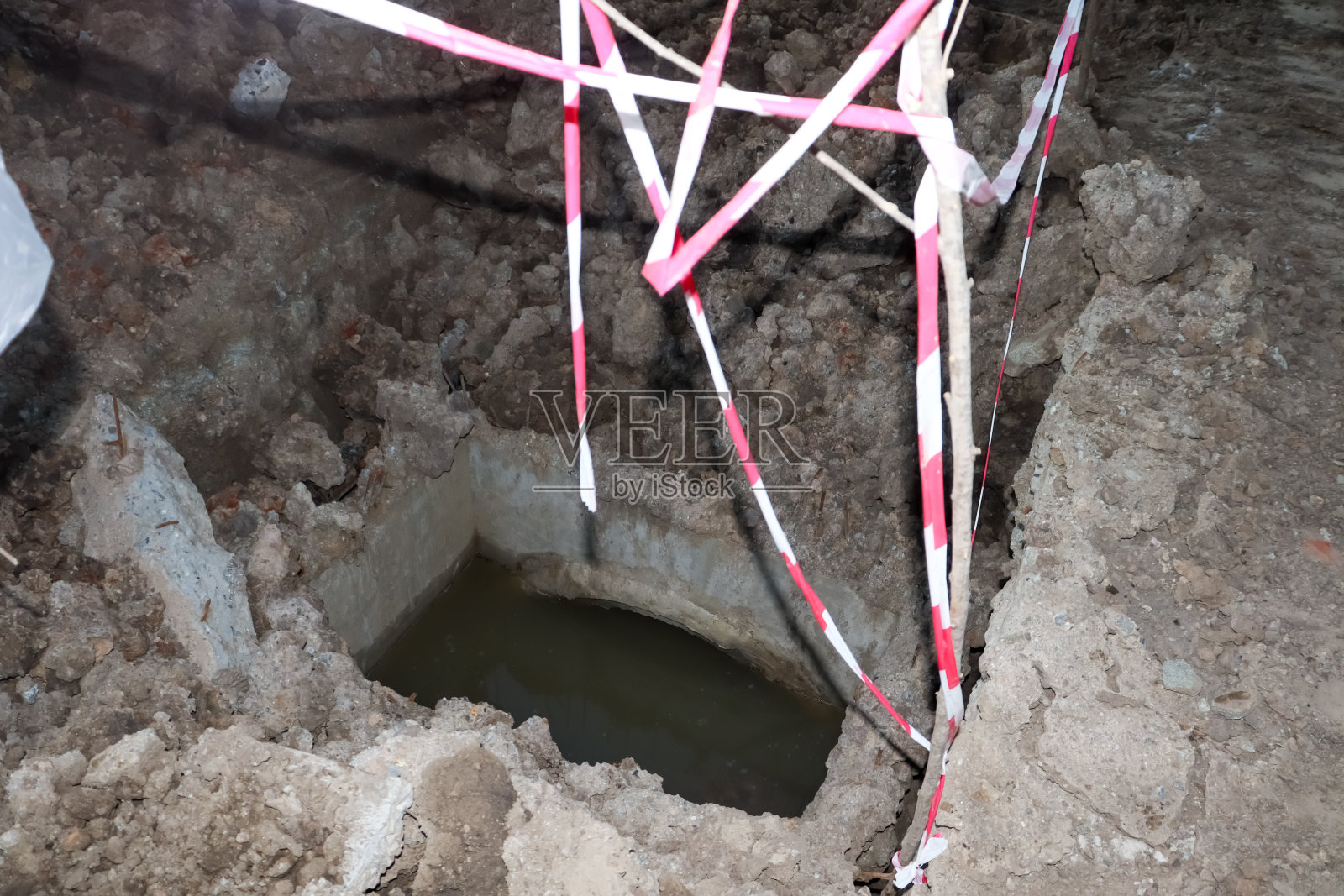 在路边建造的下水道照片摄影图片