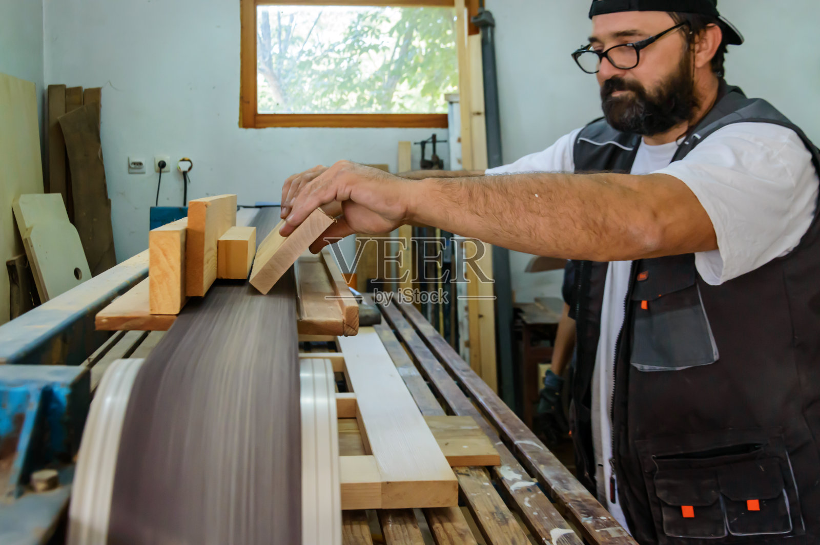 男人在车间使用砂光机照片摄影图片