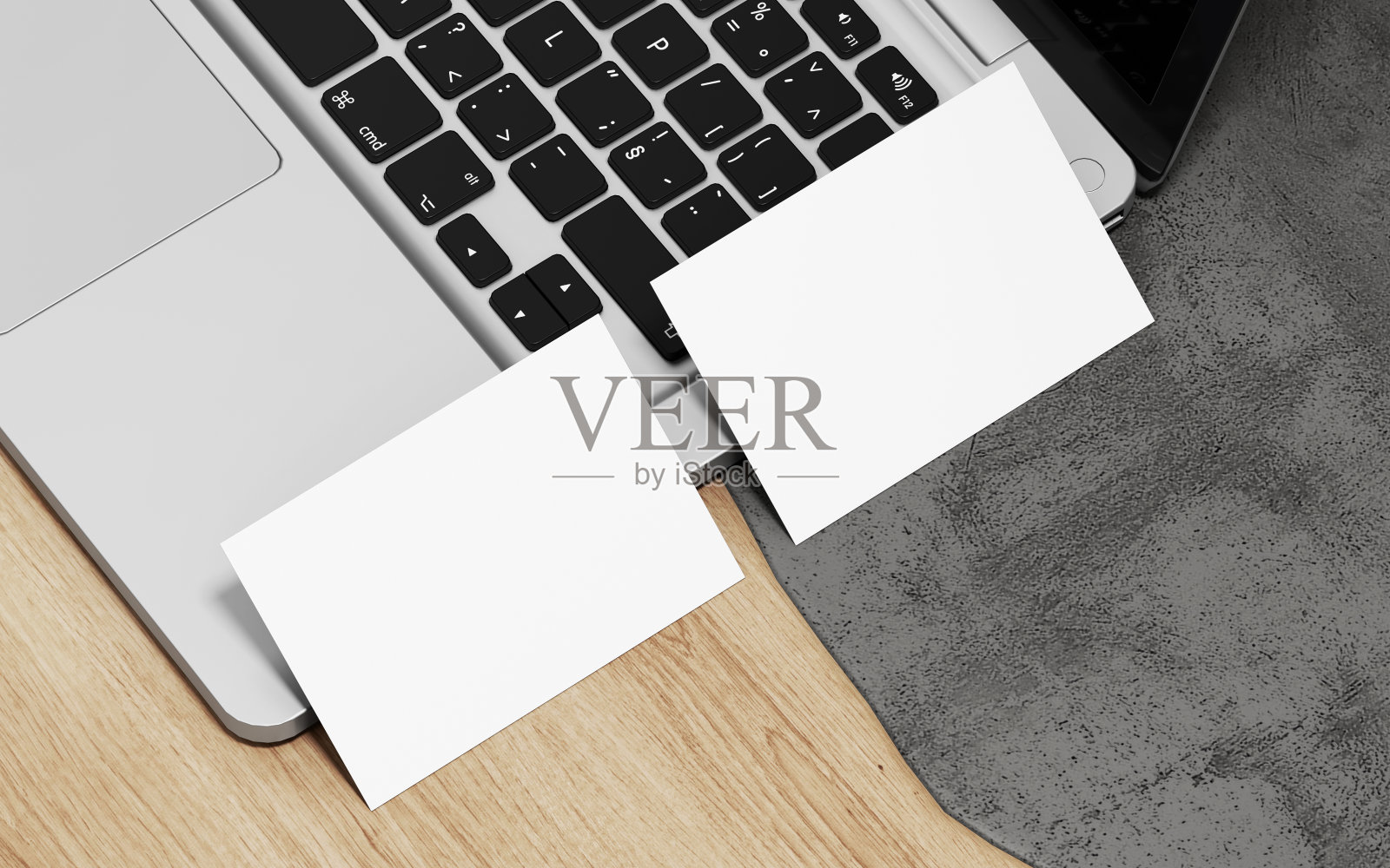 专业的名片设计模型在桌子上与笔记本电脑在豪华工作室的场景。照片摄影图片