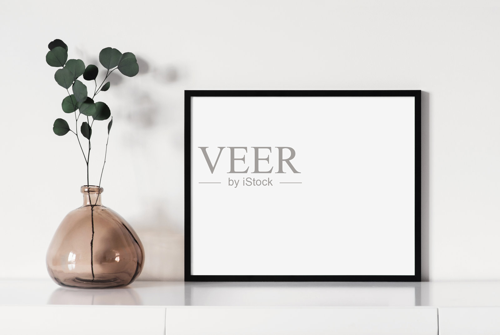 室内设计中的艺术品模型。橱柜上的空白水平画框照片摄影图片