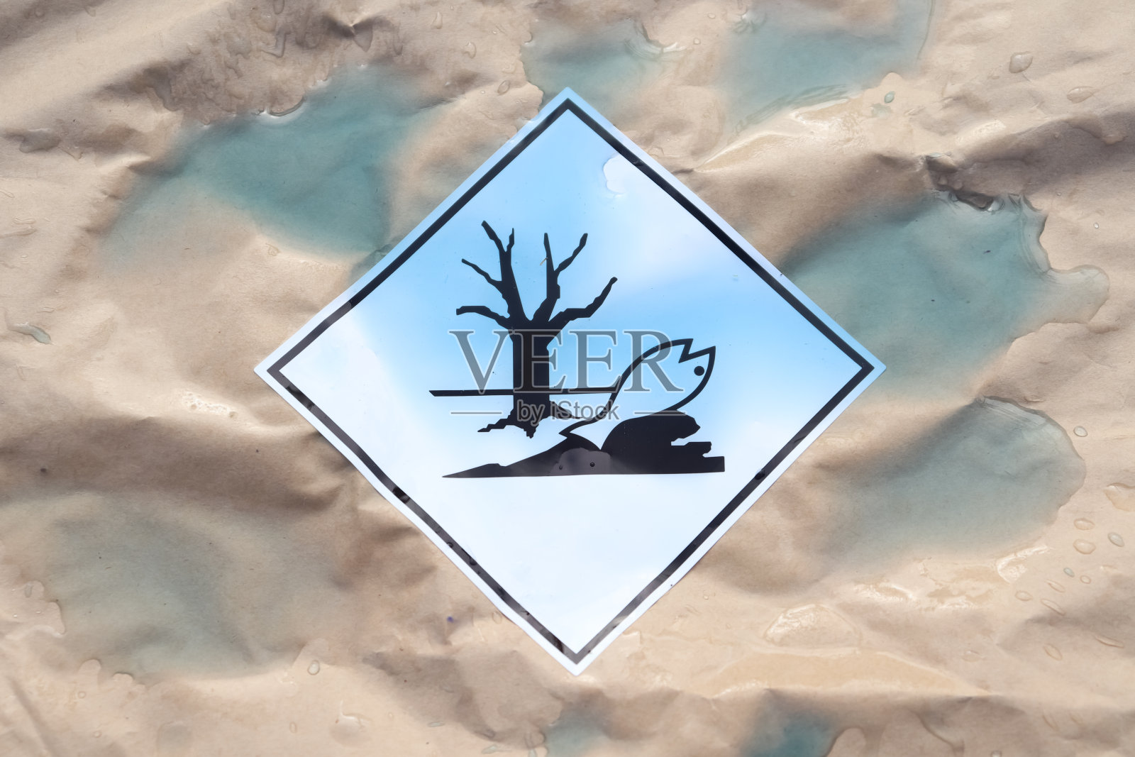 装有被水浸湿的危险化学品的纸袋照片摄影图片