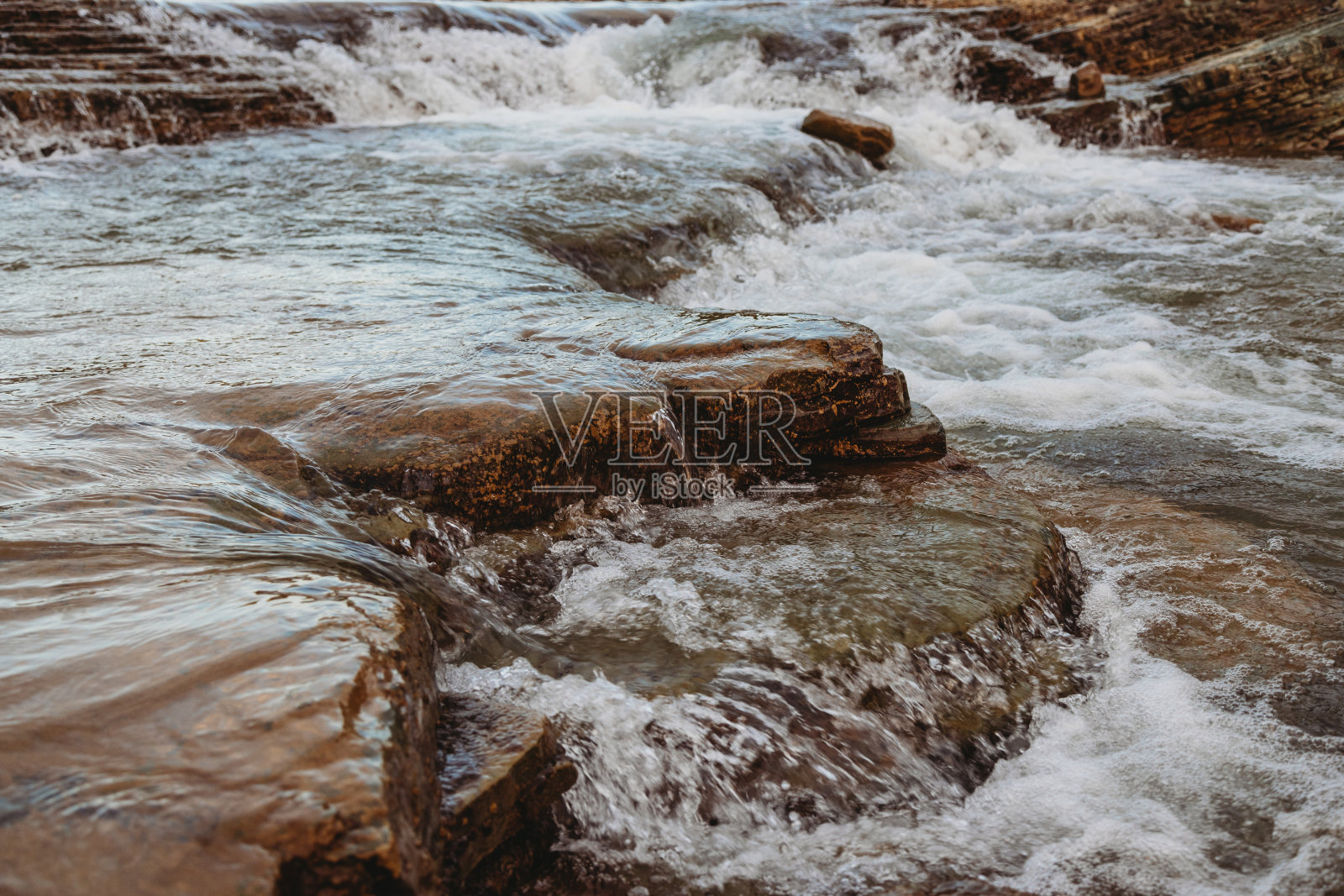 山区河流表面照片摄影图片