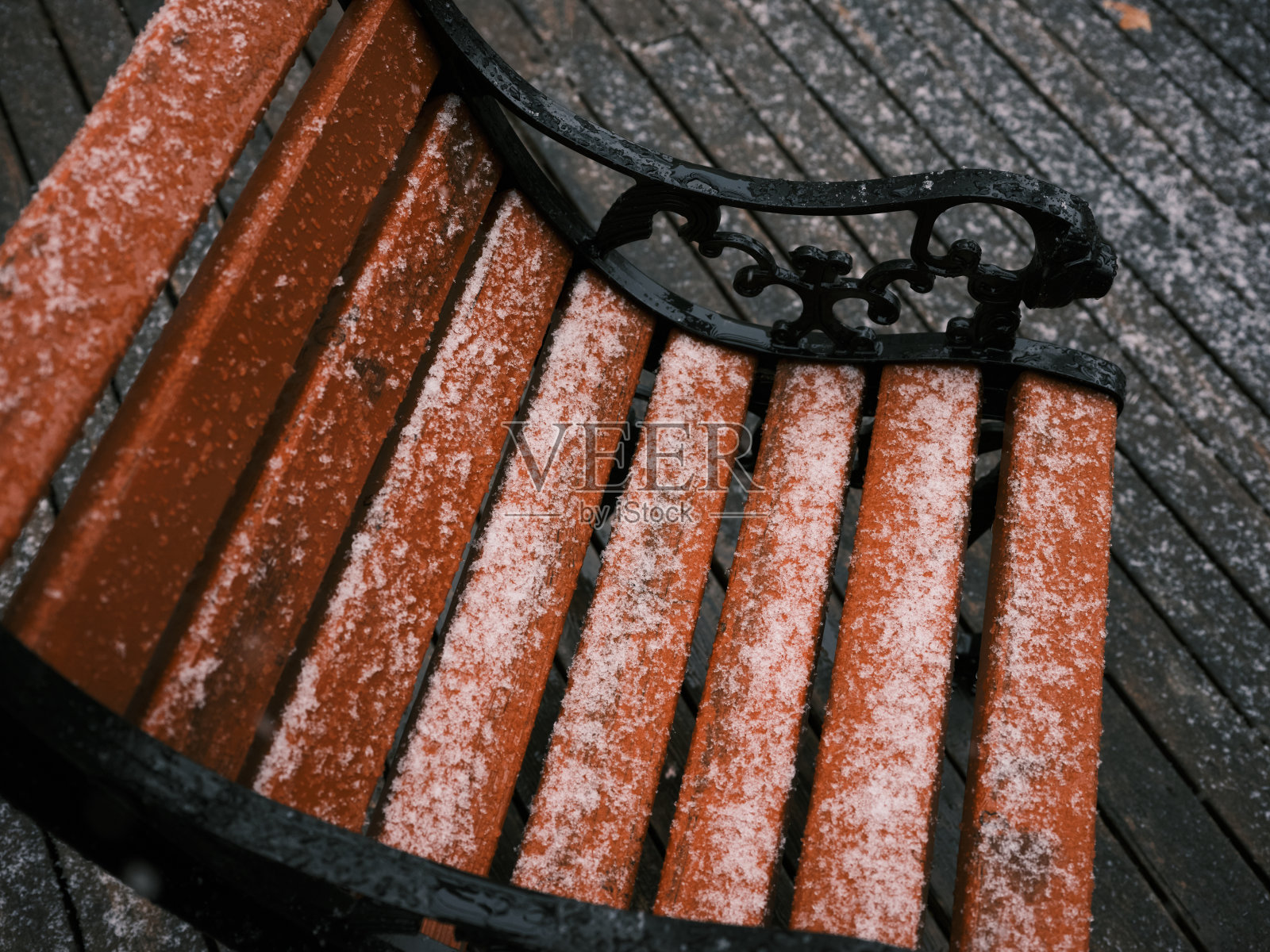 这一年的第一场雪覆盖着大地。照片摄影图片