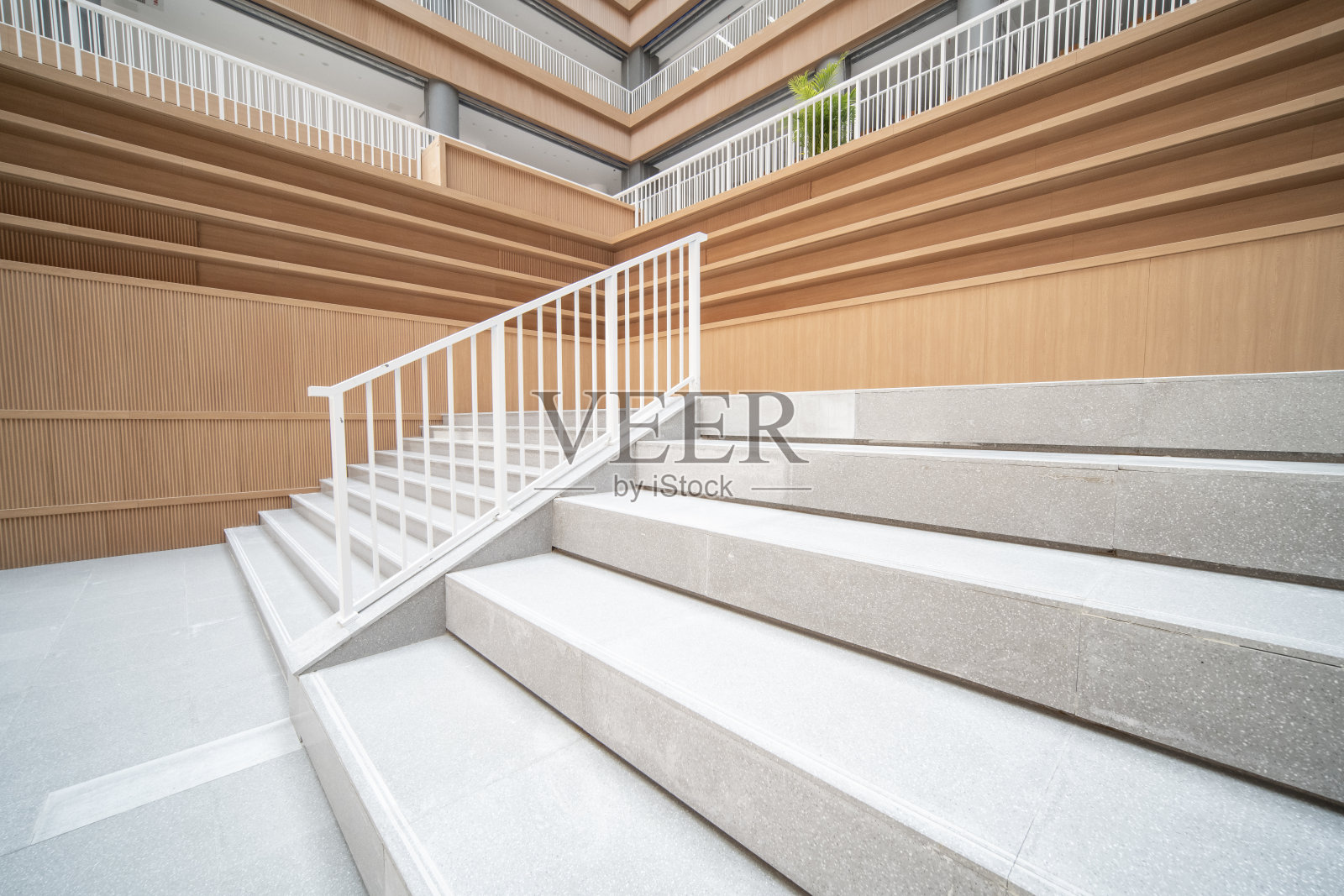 现代图书馆的楼梯和空书架。照片摄影图片