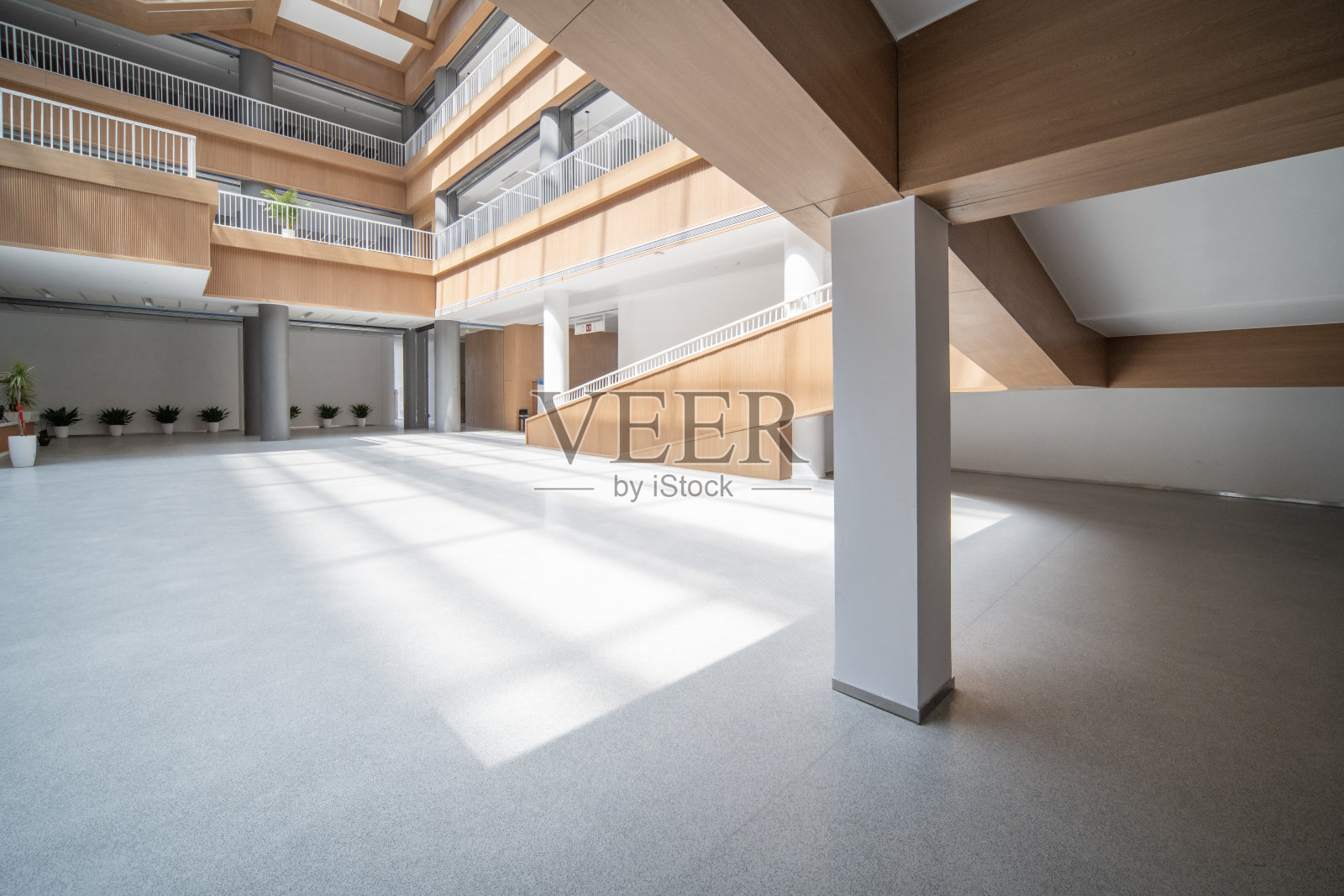 照明对现代图书馆室内广场的影响。照片摄影图片