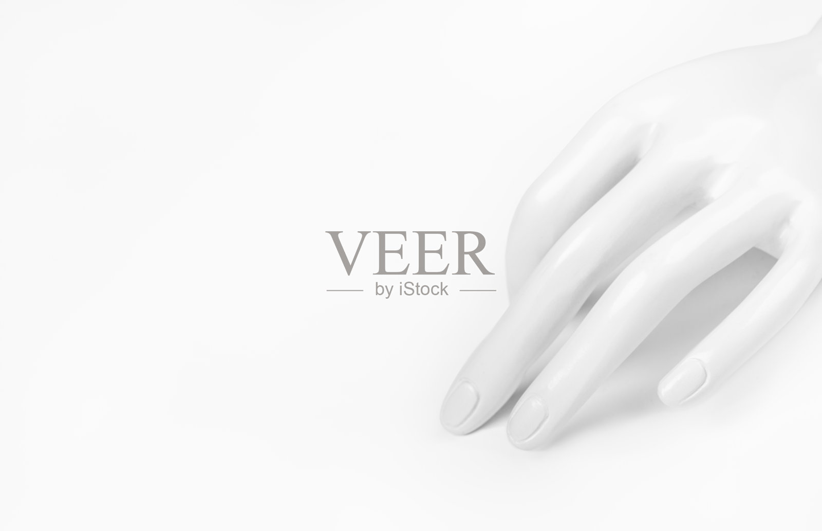 白色塑料戒指展示手模照片摄影图片