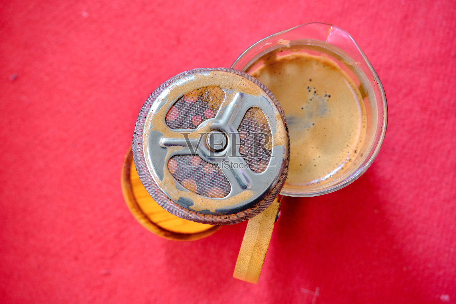 法式压咖啡机孤立的红色背景照片摄影图片