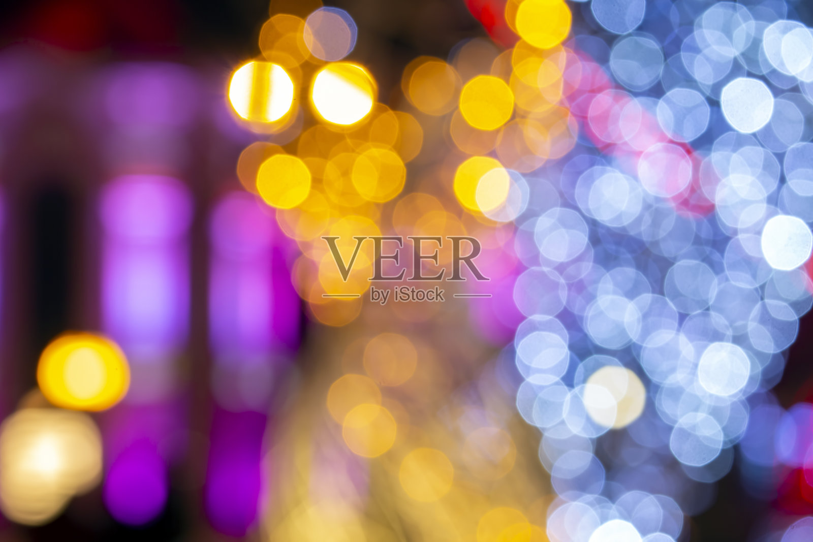 背景模糊抽象的彩灯和装饰。散景街灯的纹理照片摄影图片