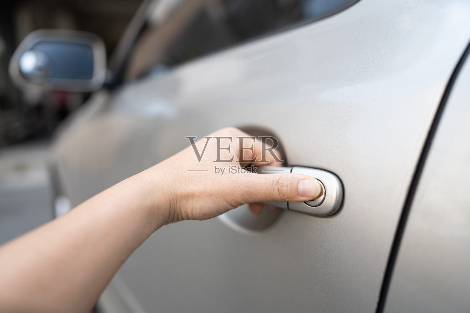 女性用手打开车门照片摄影图片