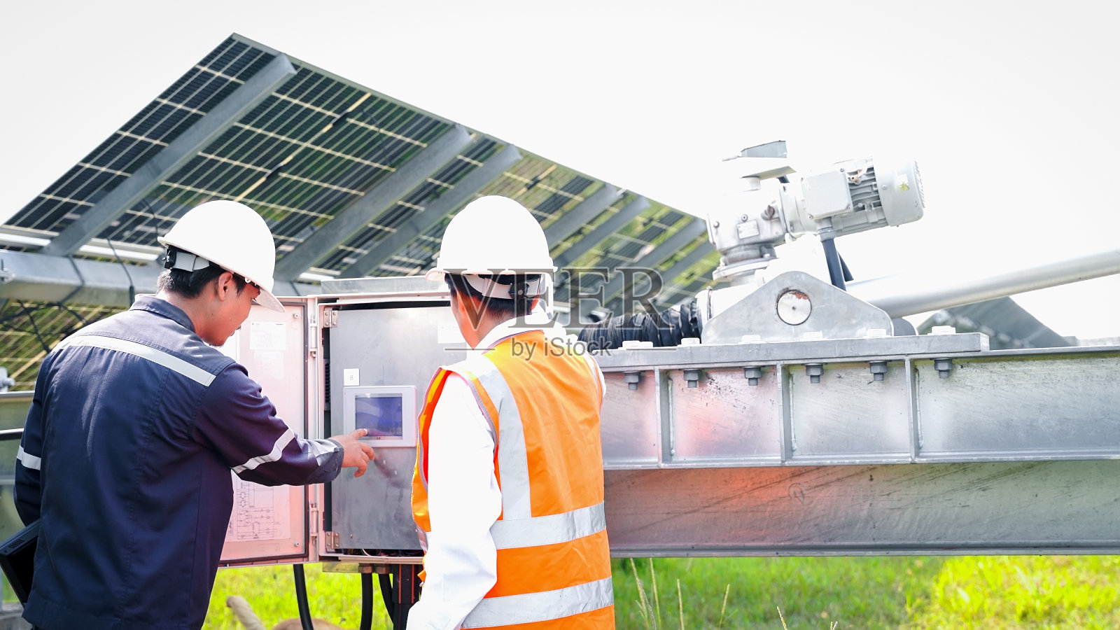 工程师带着投资者参观太阳能发电厂。太阳能电池板是未来可持续发展的替代能源。清洁能源的概念拯救世界照片摄影图片