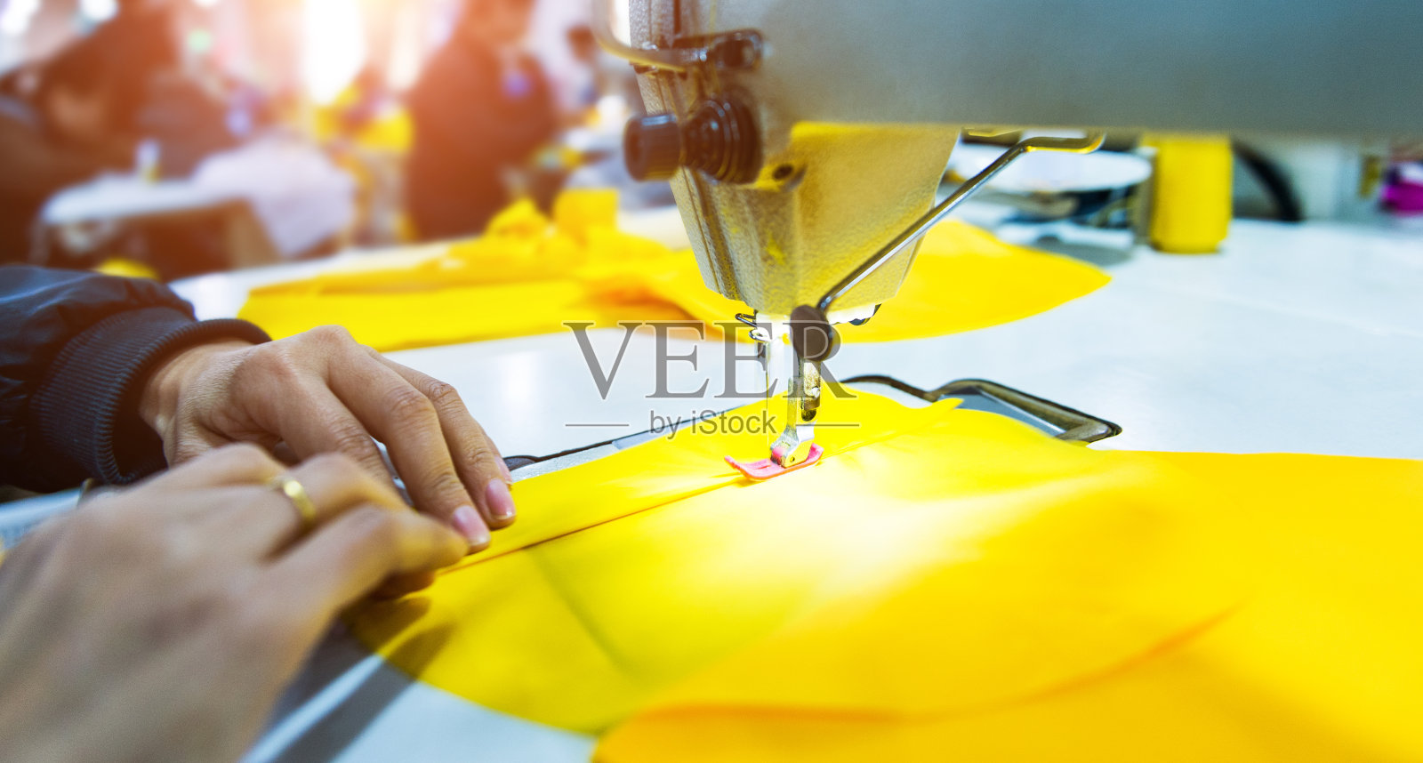 在机器上手工缝制材料照片摄影图片