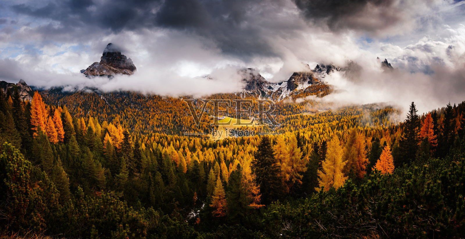 令人惊叹的高山峡谷的图片。位置地点拉瓦雷多国家公园，南蒂罗尔。照片摄影图片