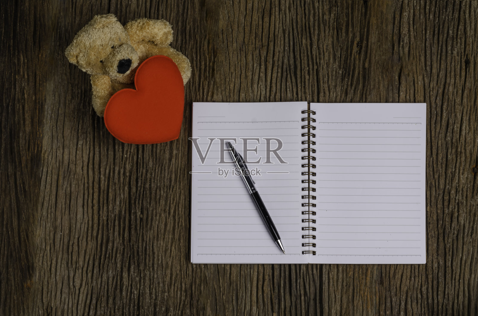 笔记本，钢笔，速写本和泰迪熊照片摄影图片