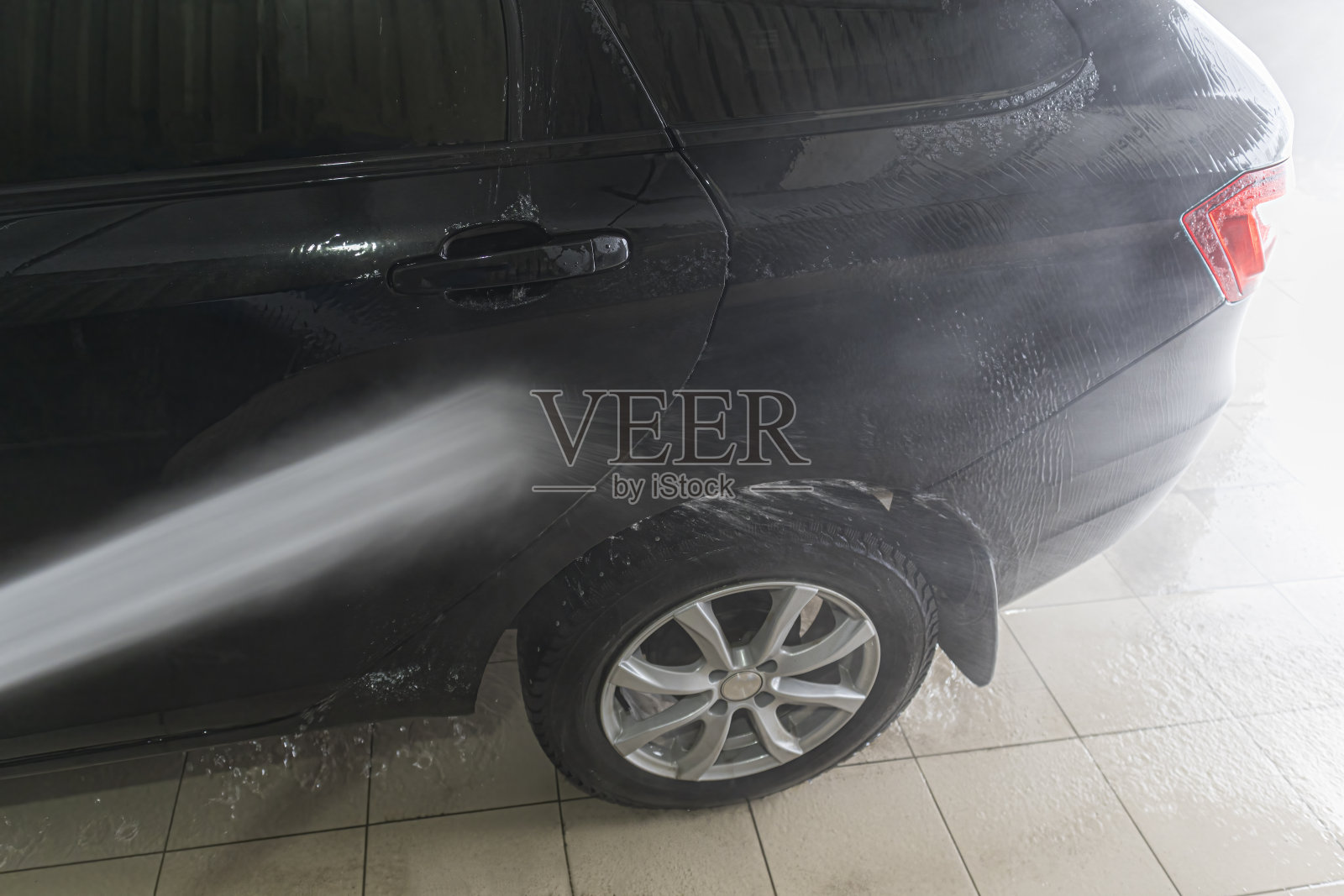 用高压洗涤剂清洗汽车。选择性聚焦镜头照片摄影图片