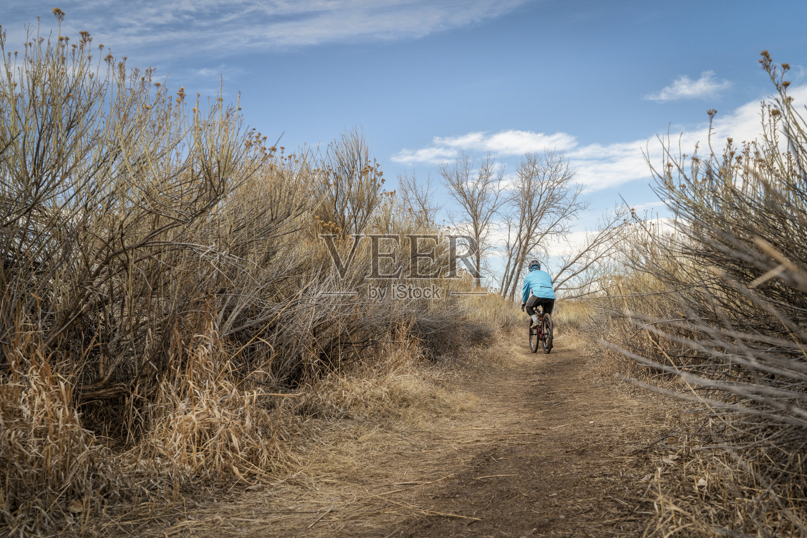 一名男子骑着一辆沙砾自行车照片摄影图片