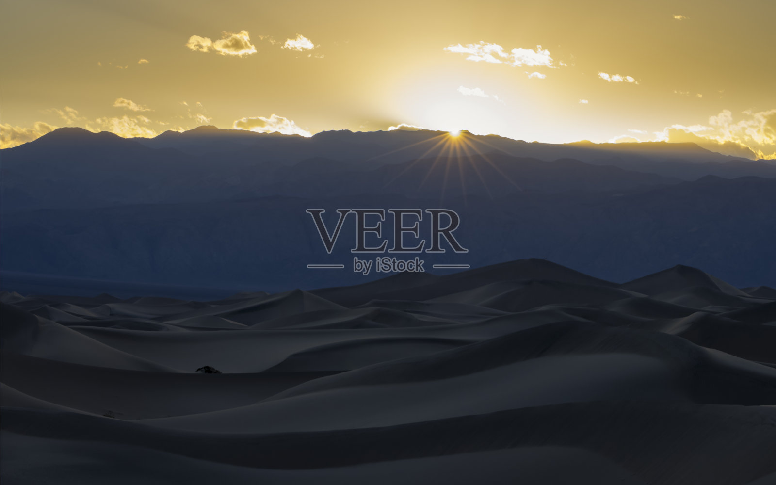 日落时死亡谷的沙丘景观。照片摄影图片