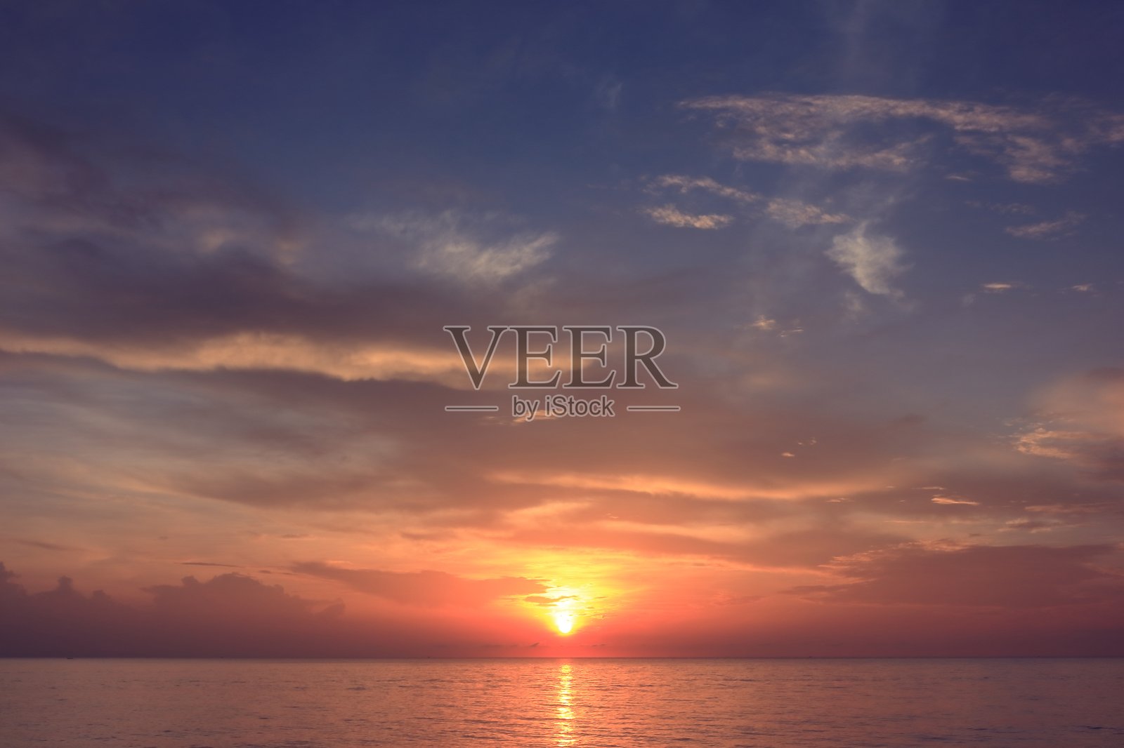 清晨的日出从海上飘出灰色的云朵照片摄影图片