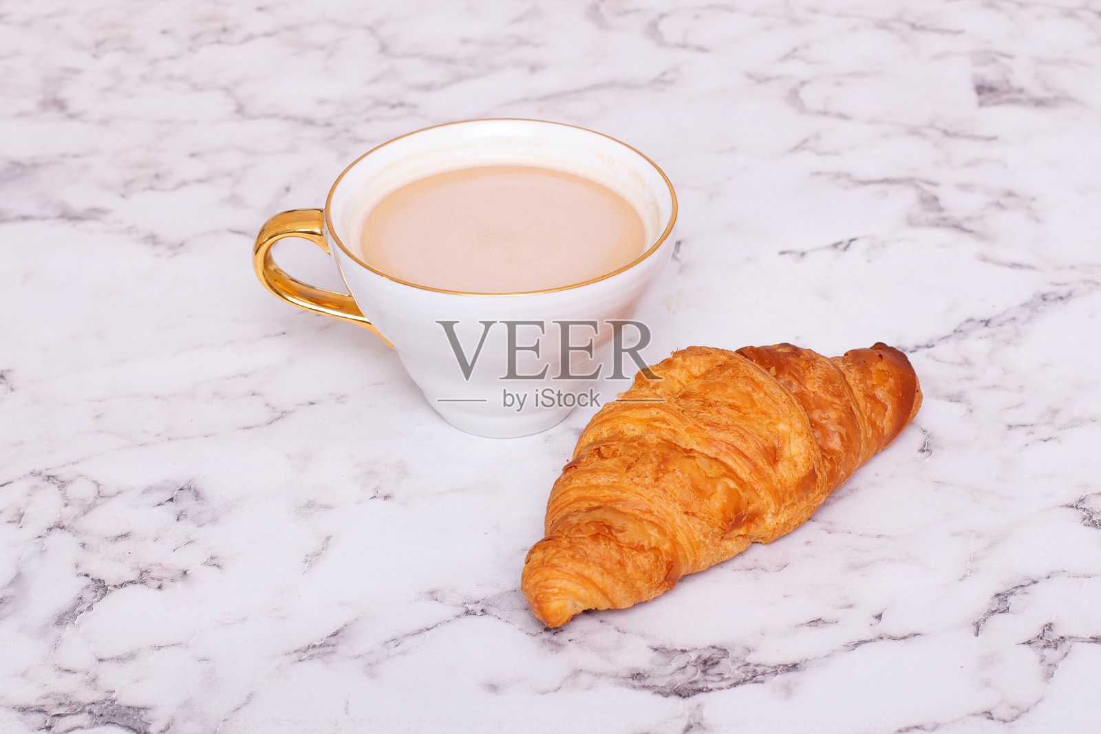 咖啡杯和香草羊角面包照片摄影图片