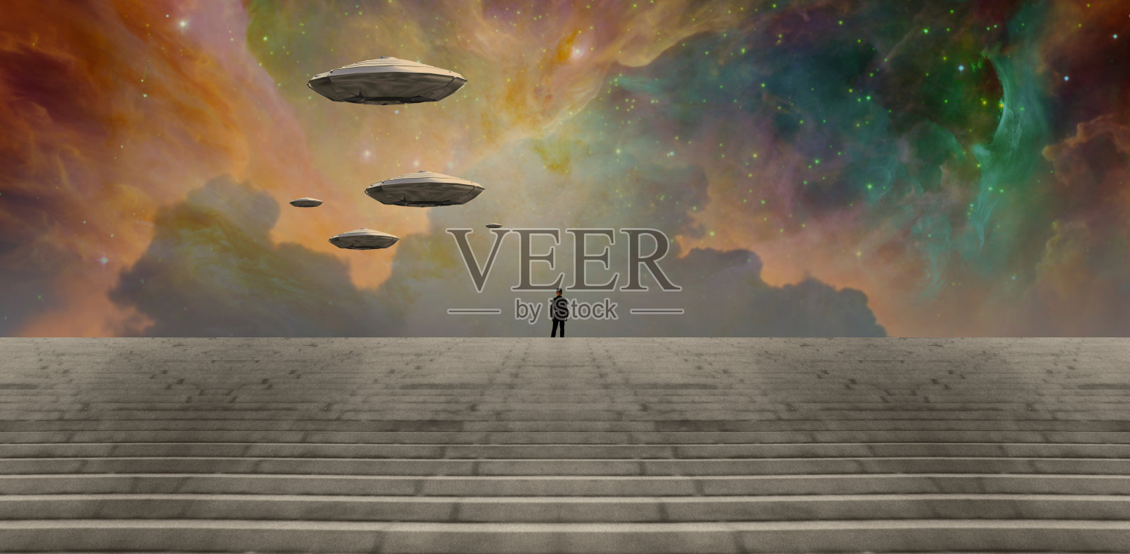 穿黑西装的人，还有飞碟照片摄影图片