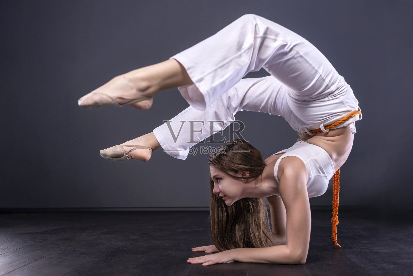 穿着制服练空手道的小女孩。照片摄影图片