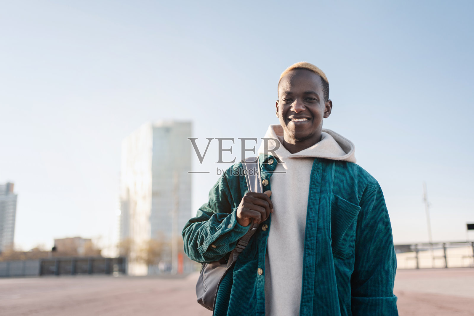 非裔美国潮人在城里拿着包。现代黑人学生上大学照片摄影图片