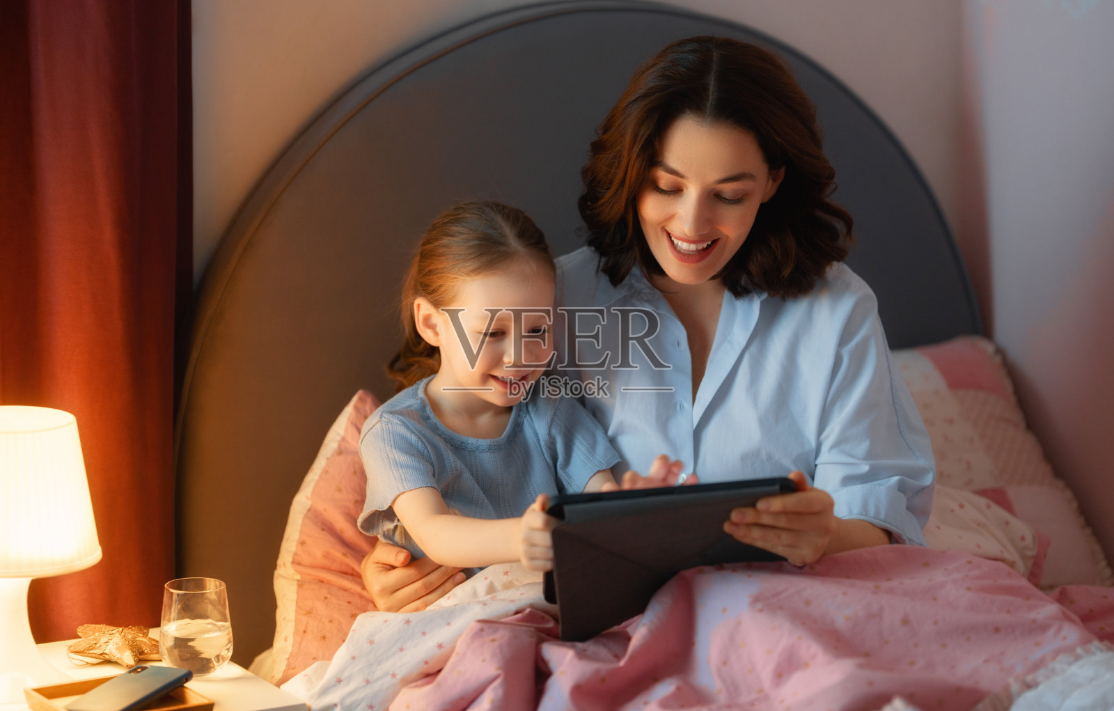 快乐的充满爱的家庭照片摄影图片