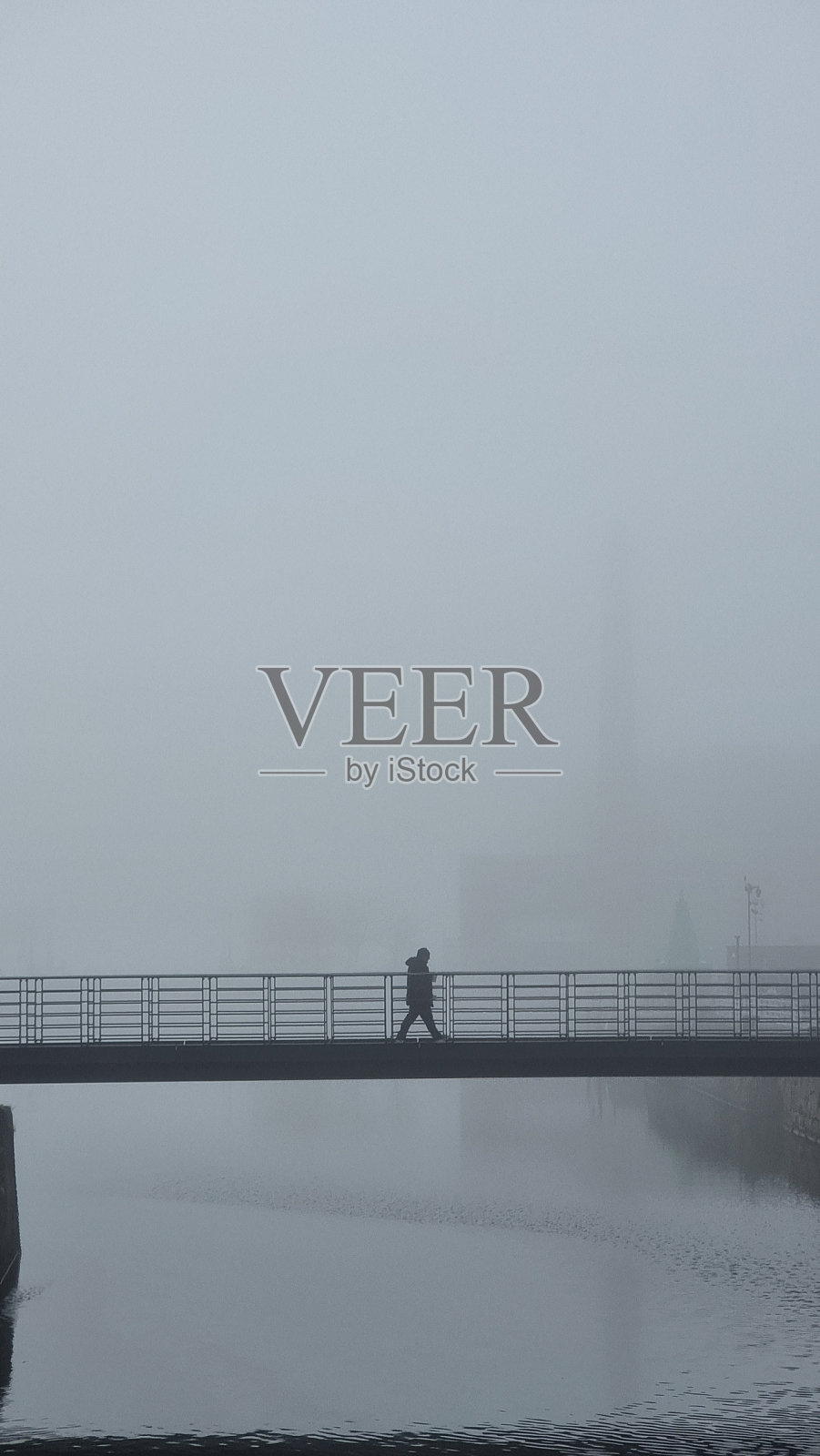 雾蒙蒙的桥照片摄影图片