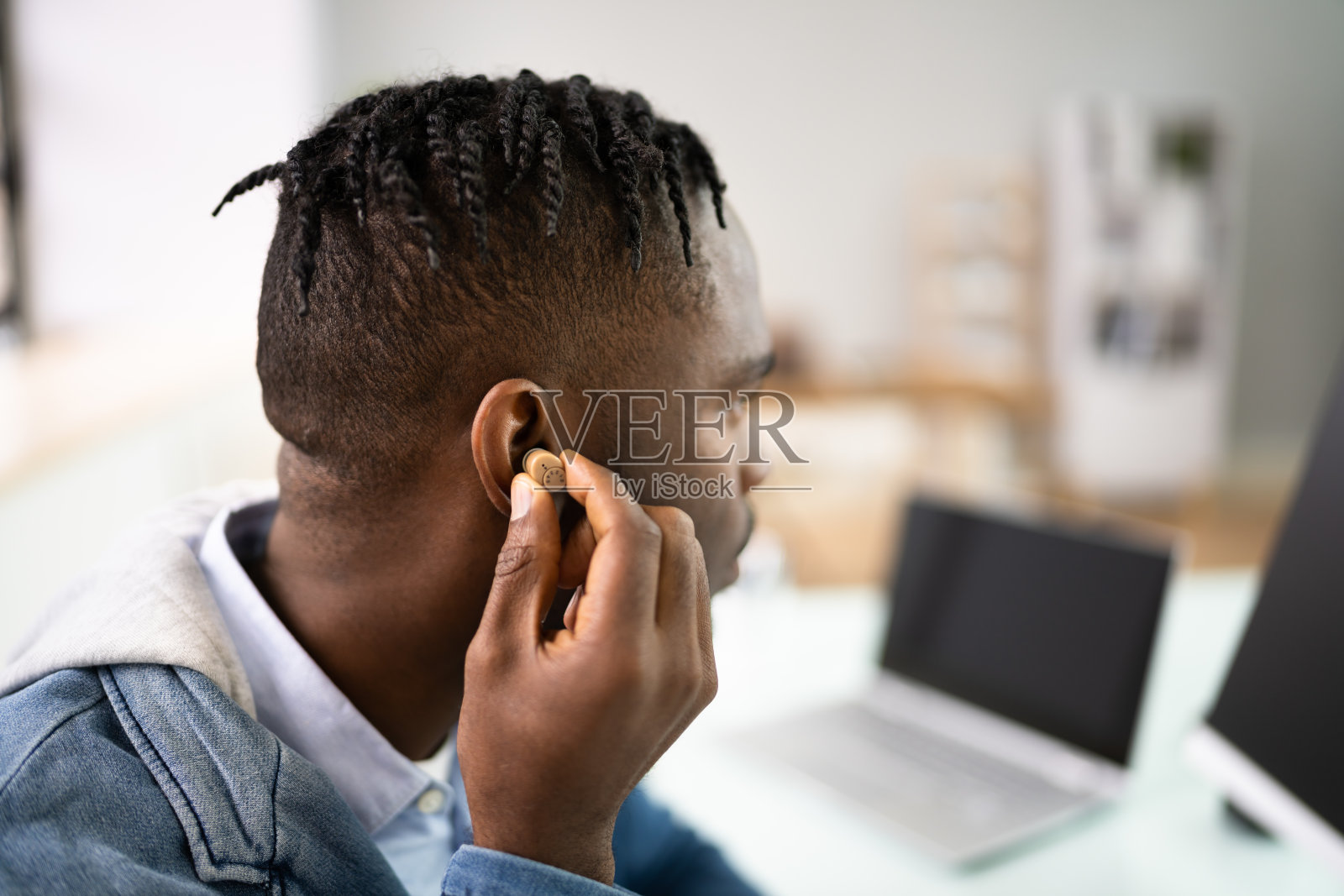 助听器和听力学。男人。照片摄影图片