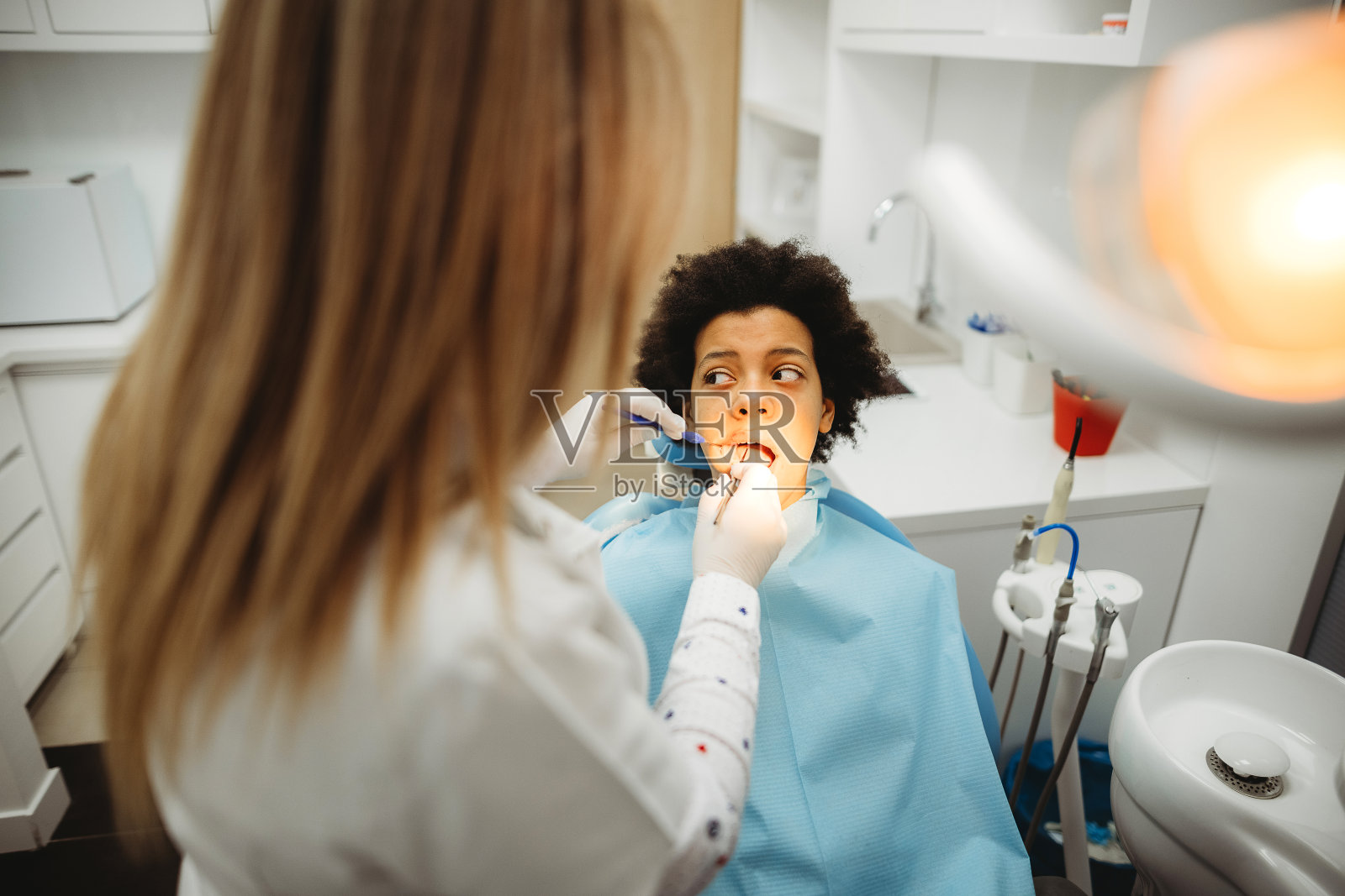 儿科牙医。照片摄影图片