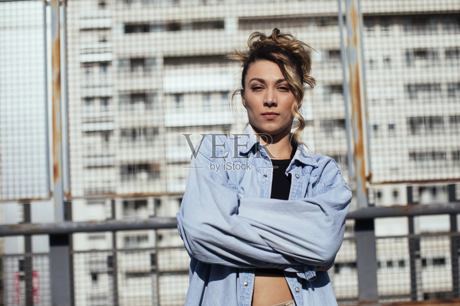 可爱的女孩在屋顶上照片摄影图片