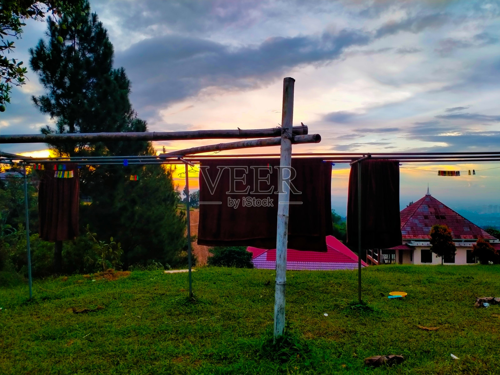 小屋旁晒衣绳的剪影照片摄影图片