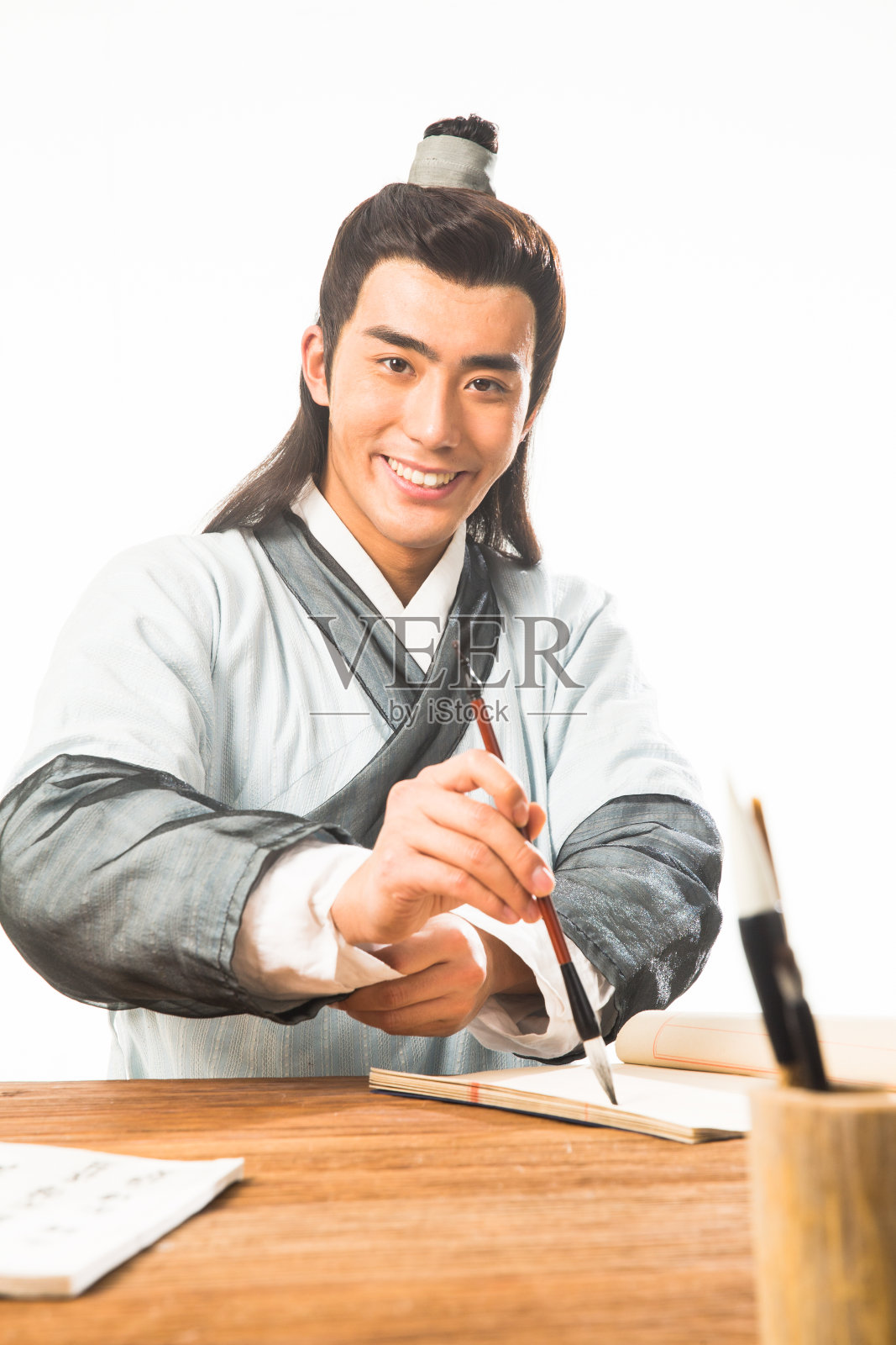 书生正在书写照片摄影图片